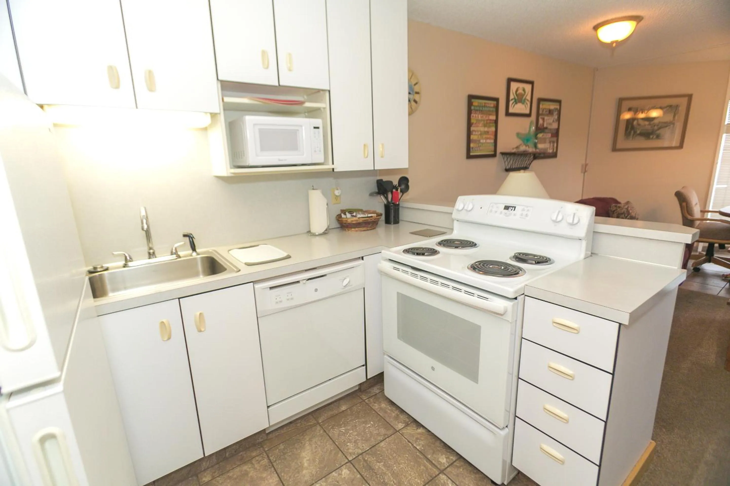 Kitchen or kitchenette in Grey Gull