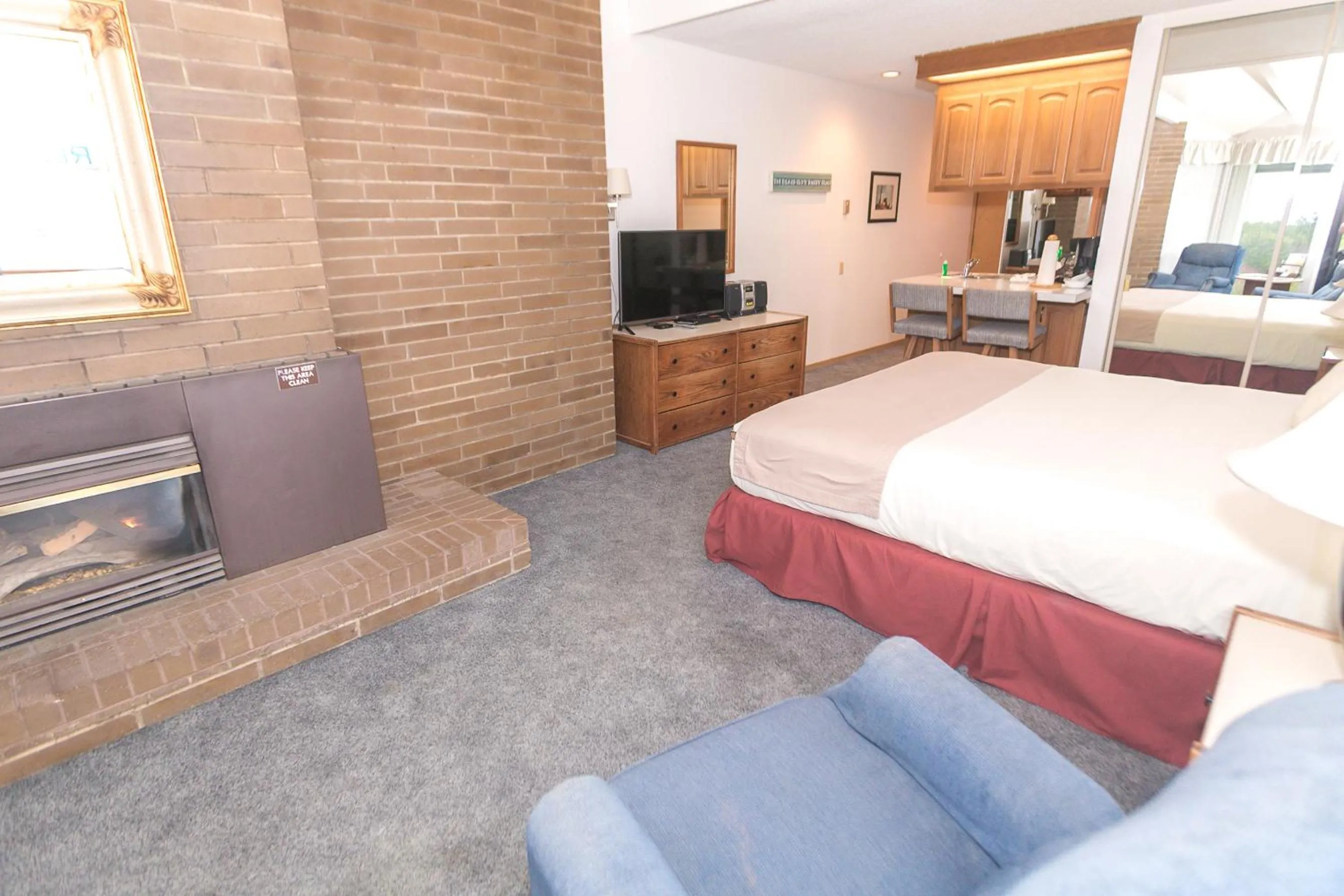 Photo of the whole room, Bed in Grey Gull