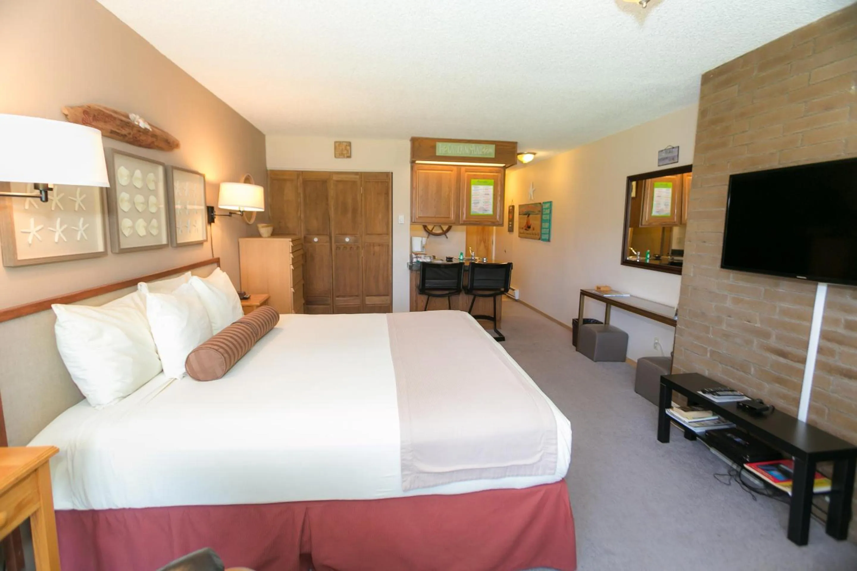 Photo of the whole room, Bed in Grey Gull