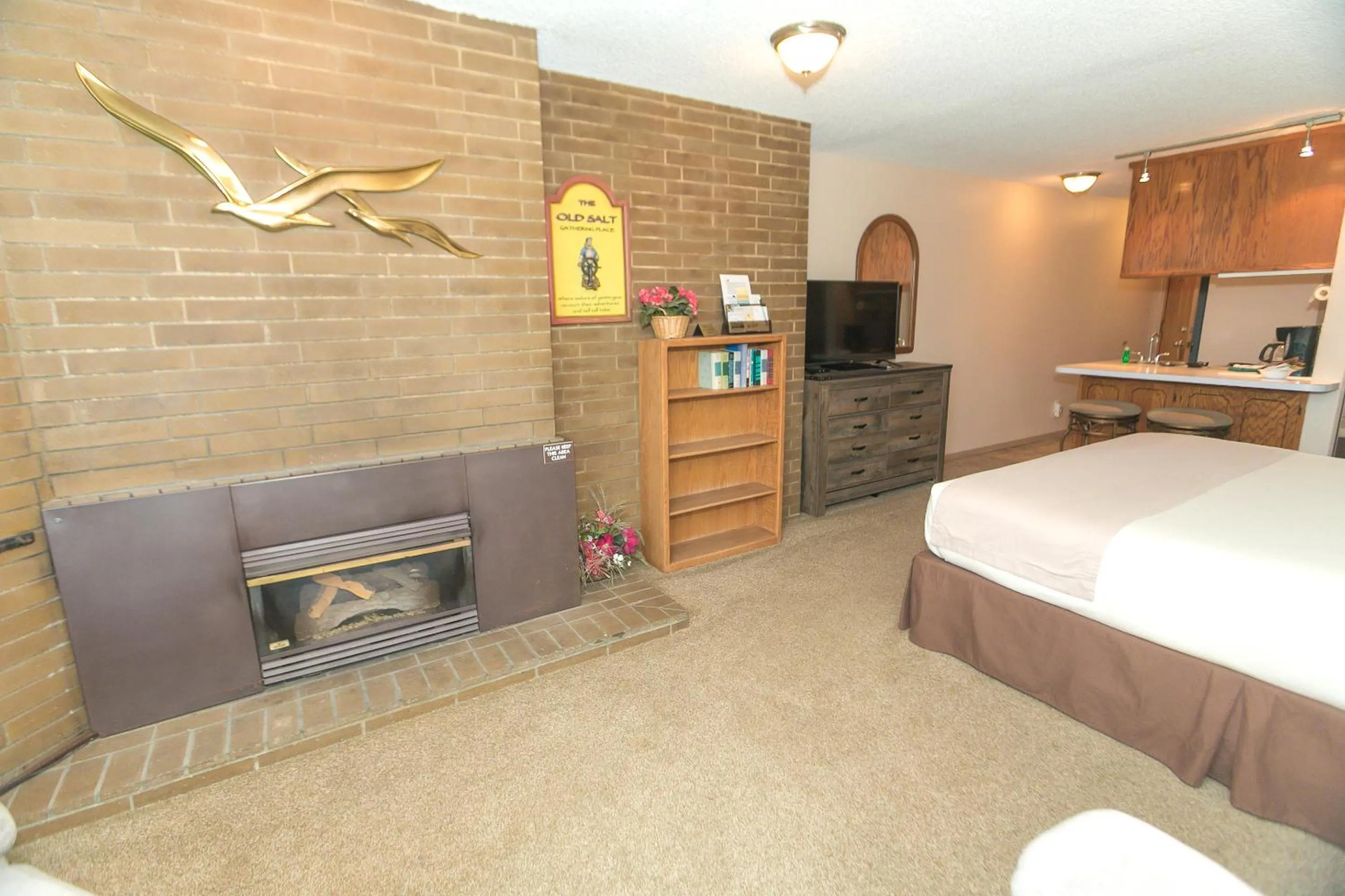 Photo of the whole room, Bed in Grey Gull