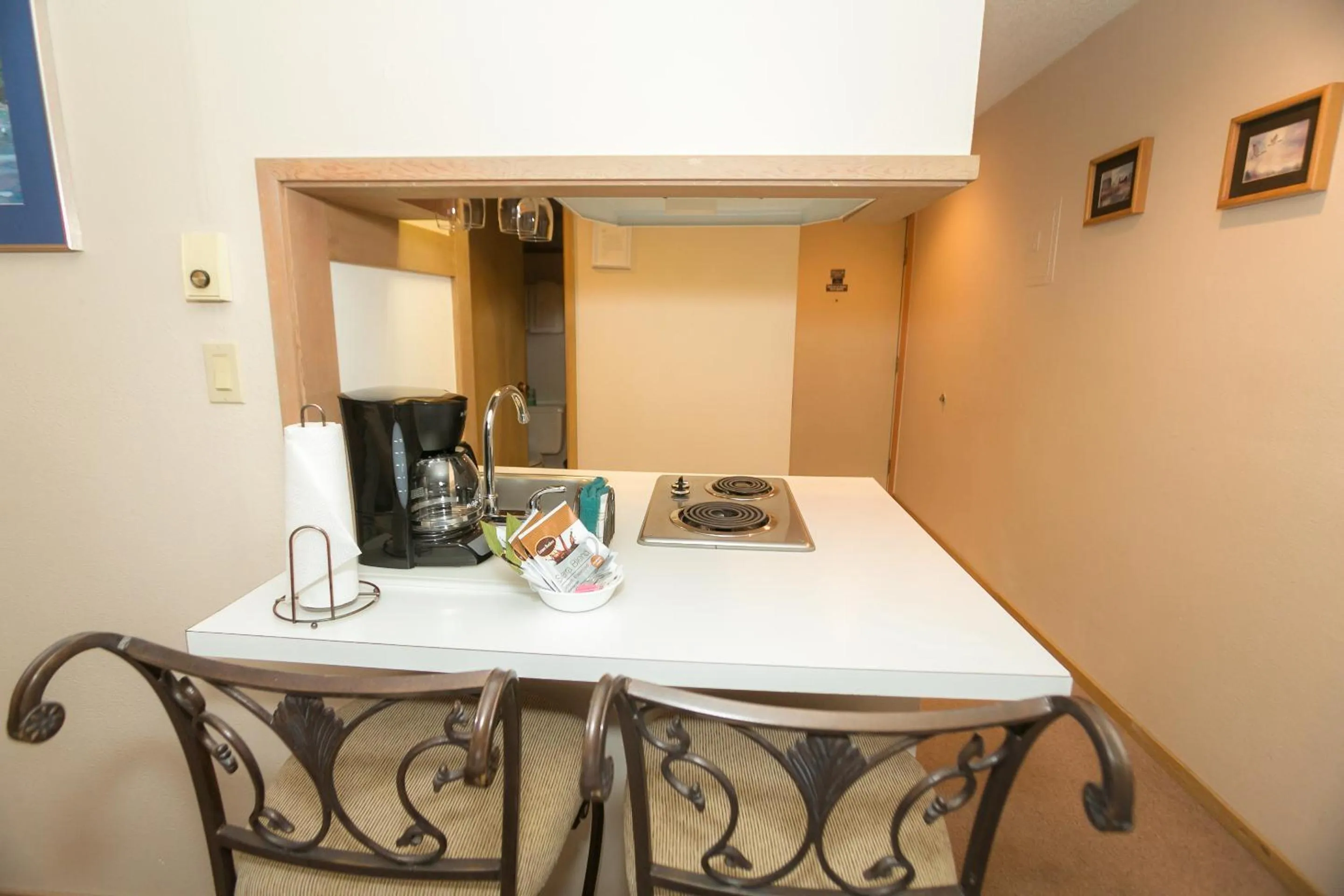 Kitchen or kitchenette, Bed in Grey Gull