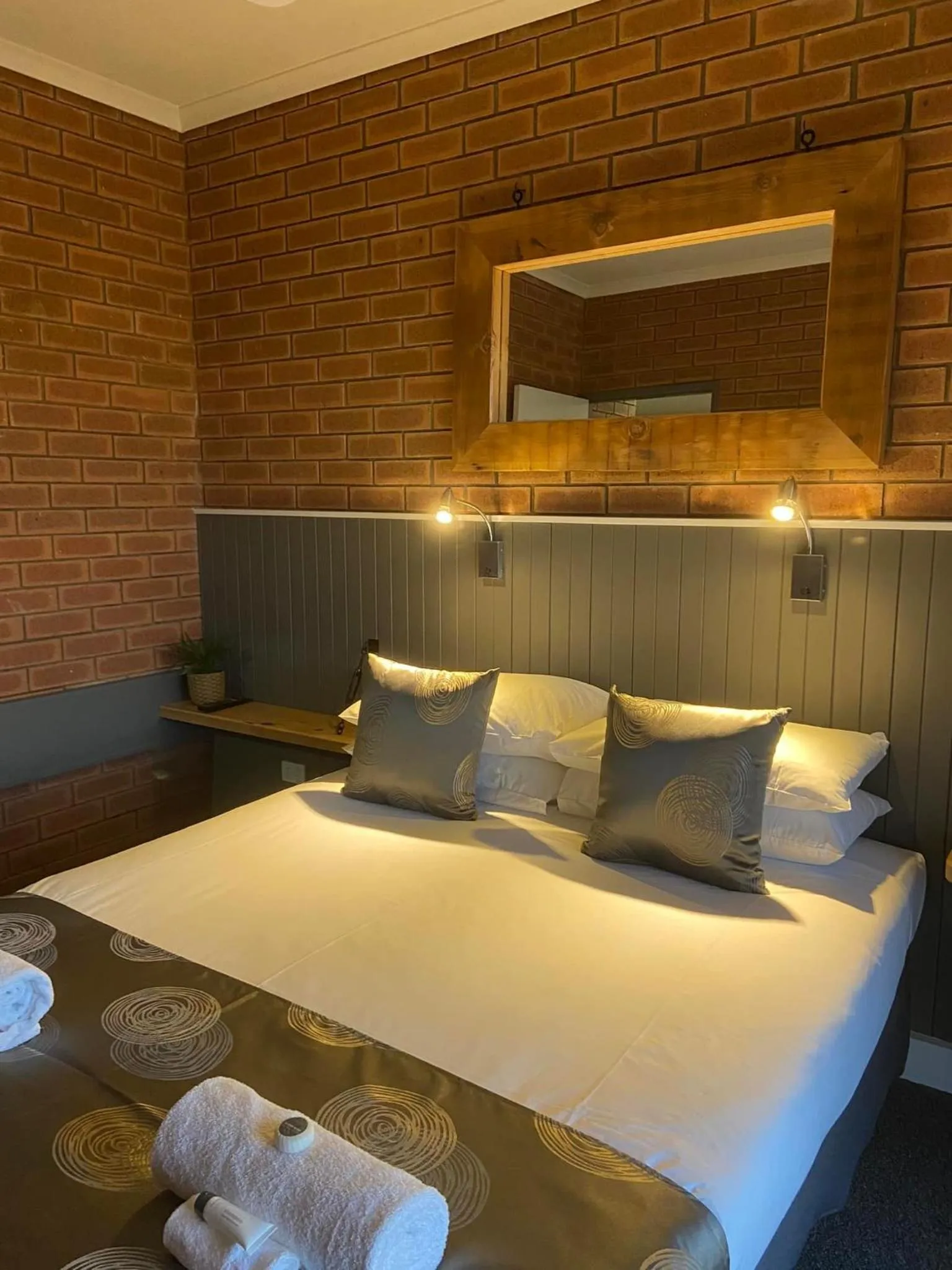 Bedroom, Bed in Ashleigh Court Motor Inn