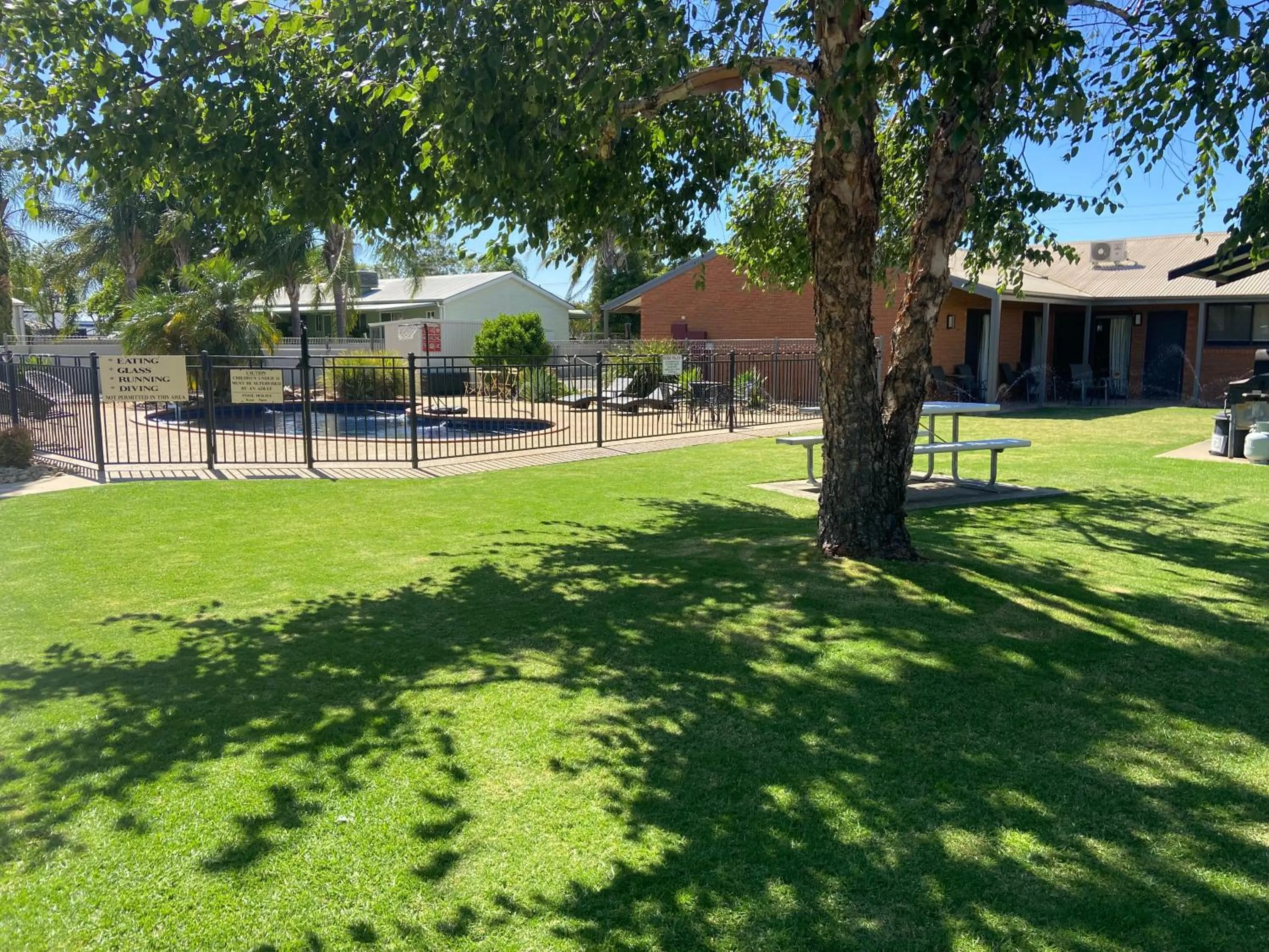 Garden in Ashleigh Court Motor Inn