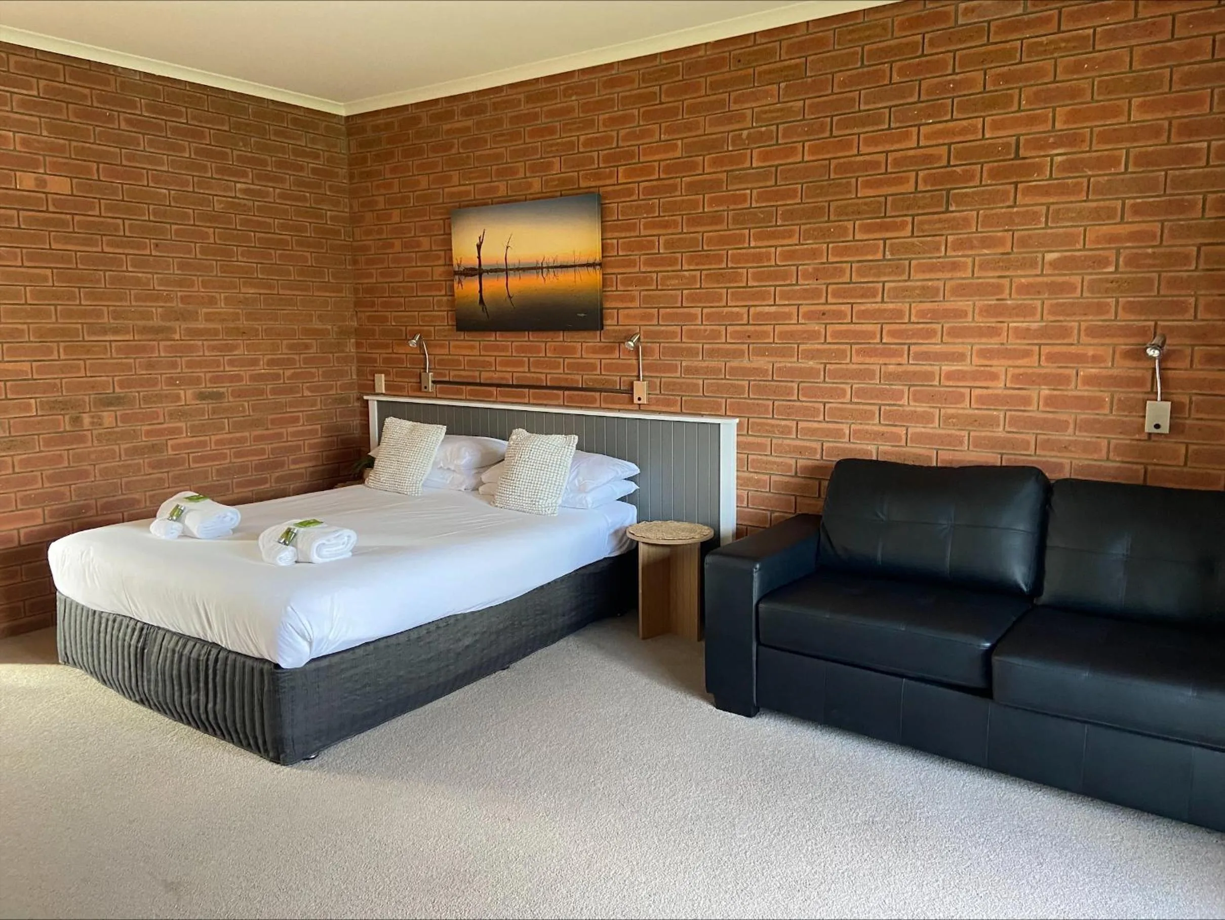 Bed in Ashleigh Court Motor Inn