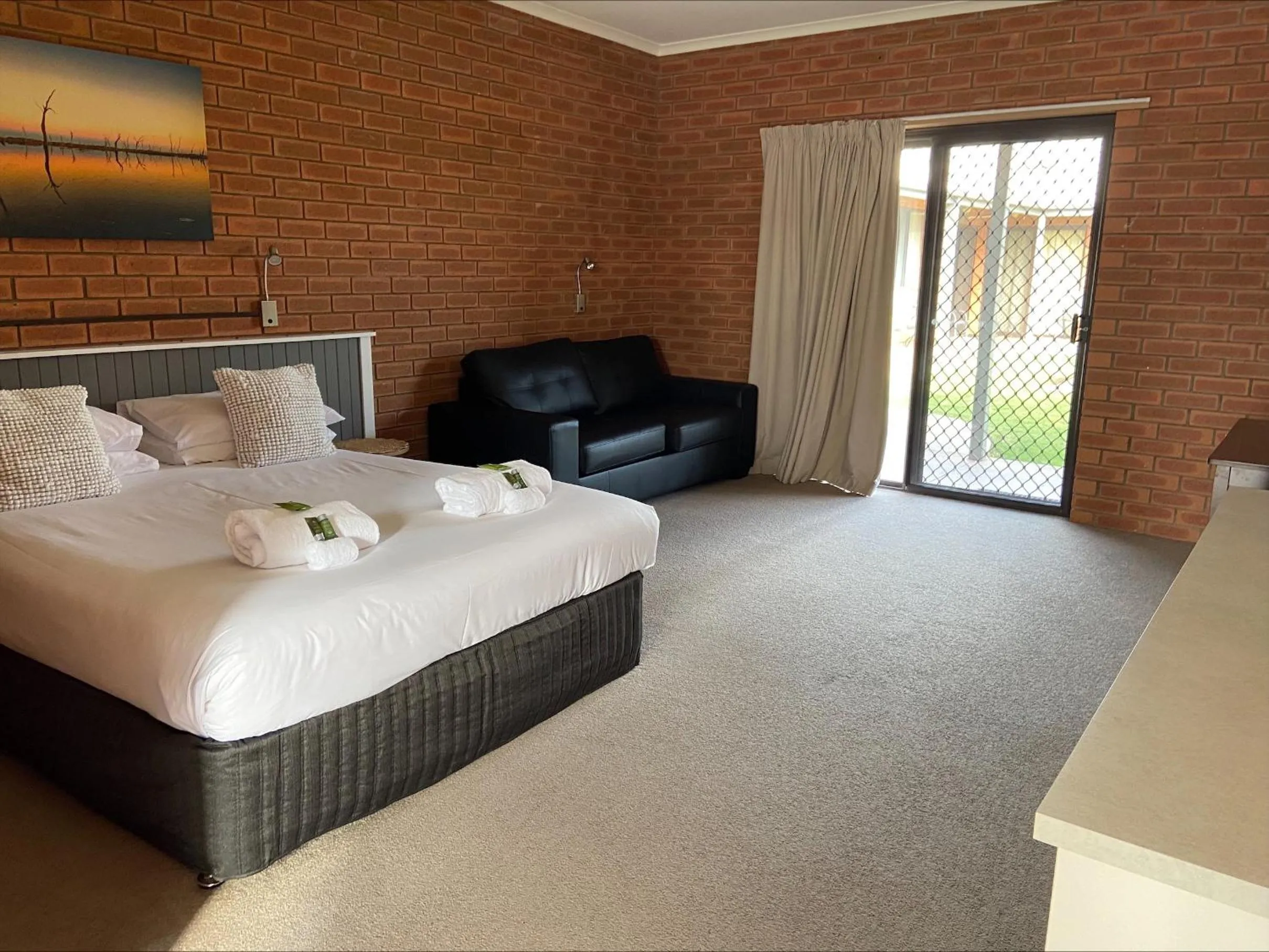 Bed in Ashleigh Court Motor Inn