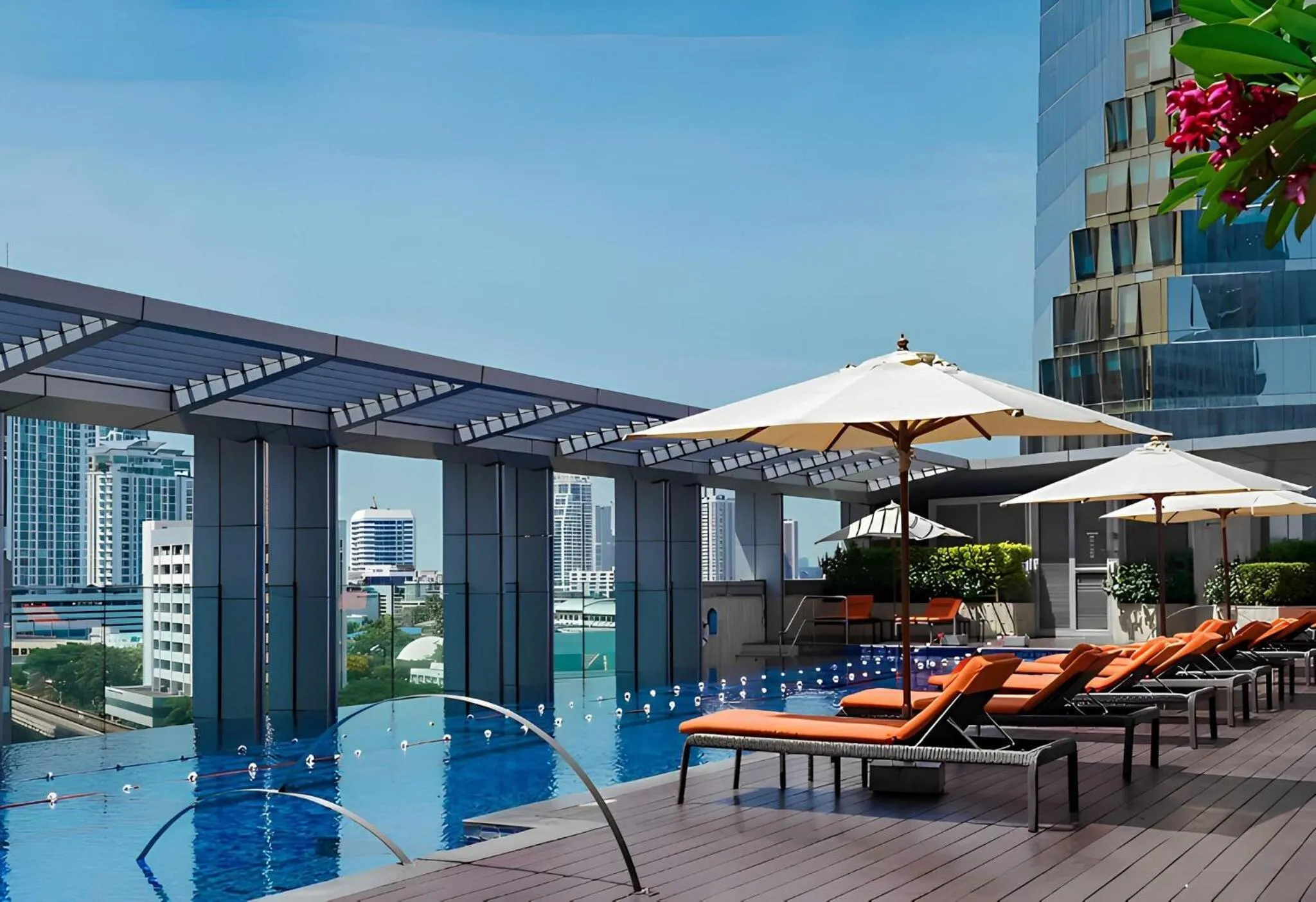 Swimming pool in Bangkok Marriott Hotel Sukhumvit