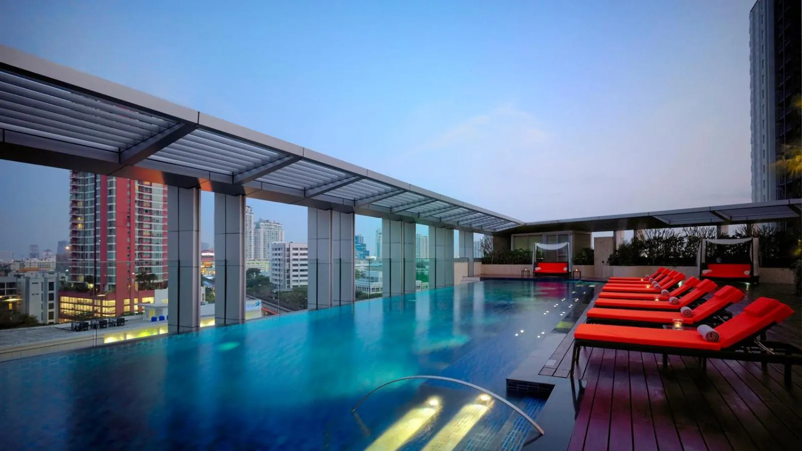 Swimming pool in Bangkok Marriott Hotel Sukhumvit