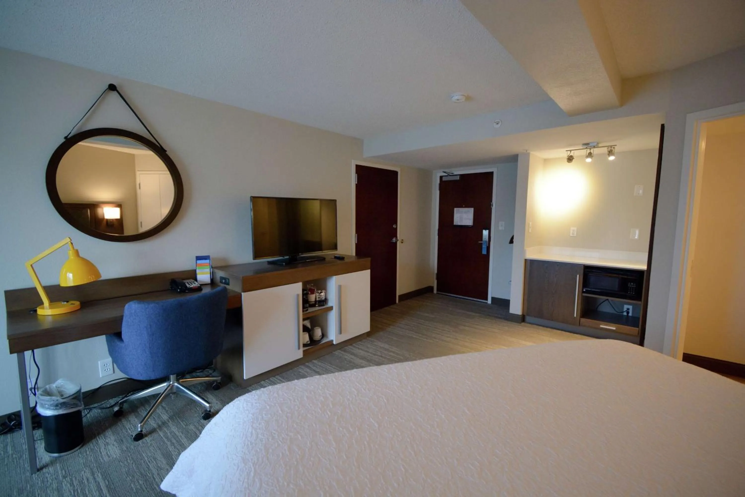 Bedroom, Bed in Hampton Inn Salem East - Electric Road