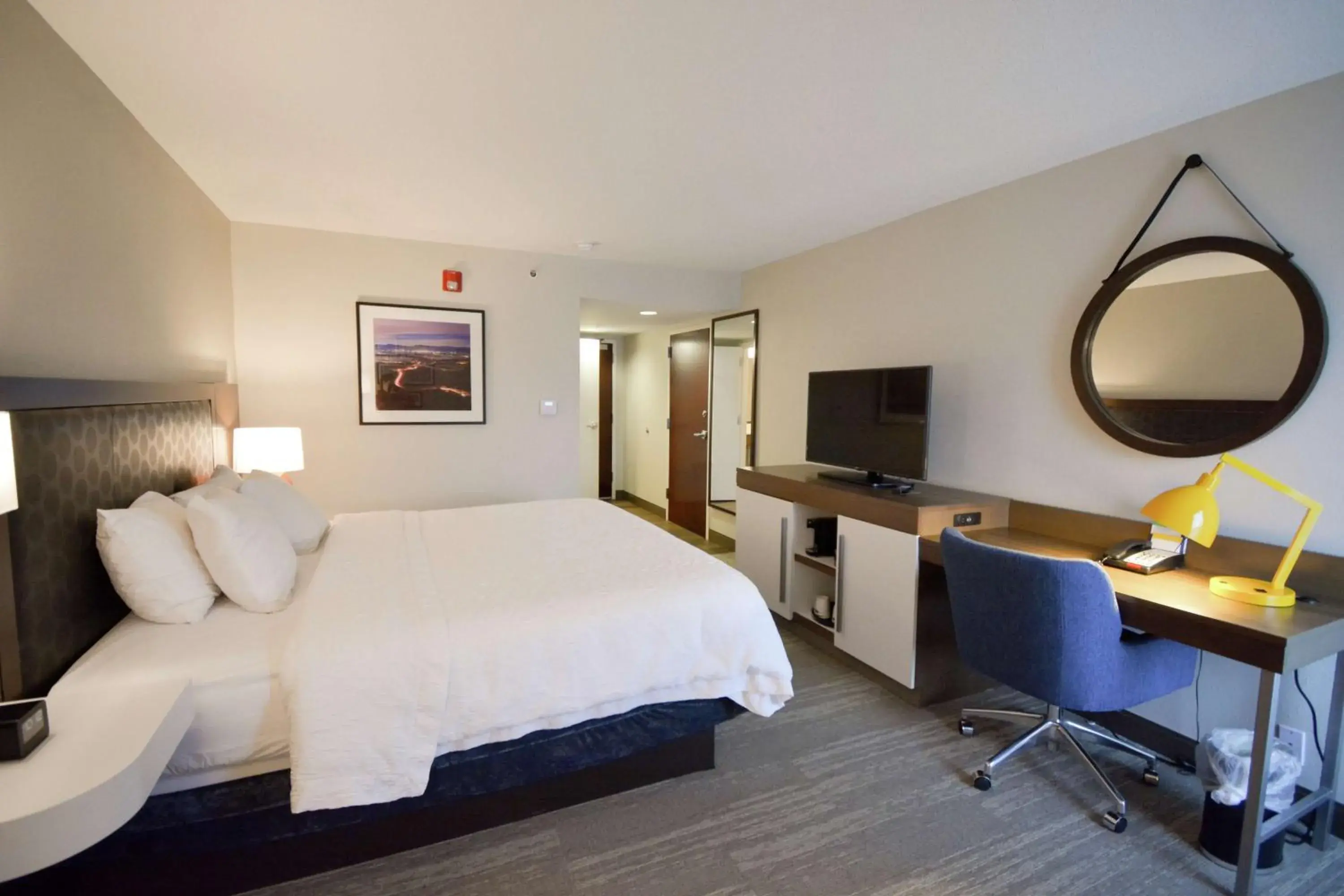 King Room - Mobility Access/Non-Smoking in Hampton Inn Salem East - Electric Road King Room - Mobility Access/Non-Smoking in Hampton Inn Salem East - Electric Road