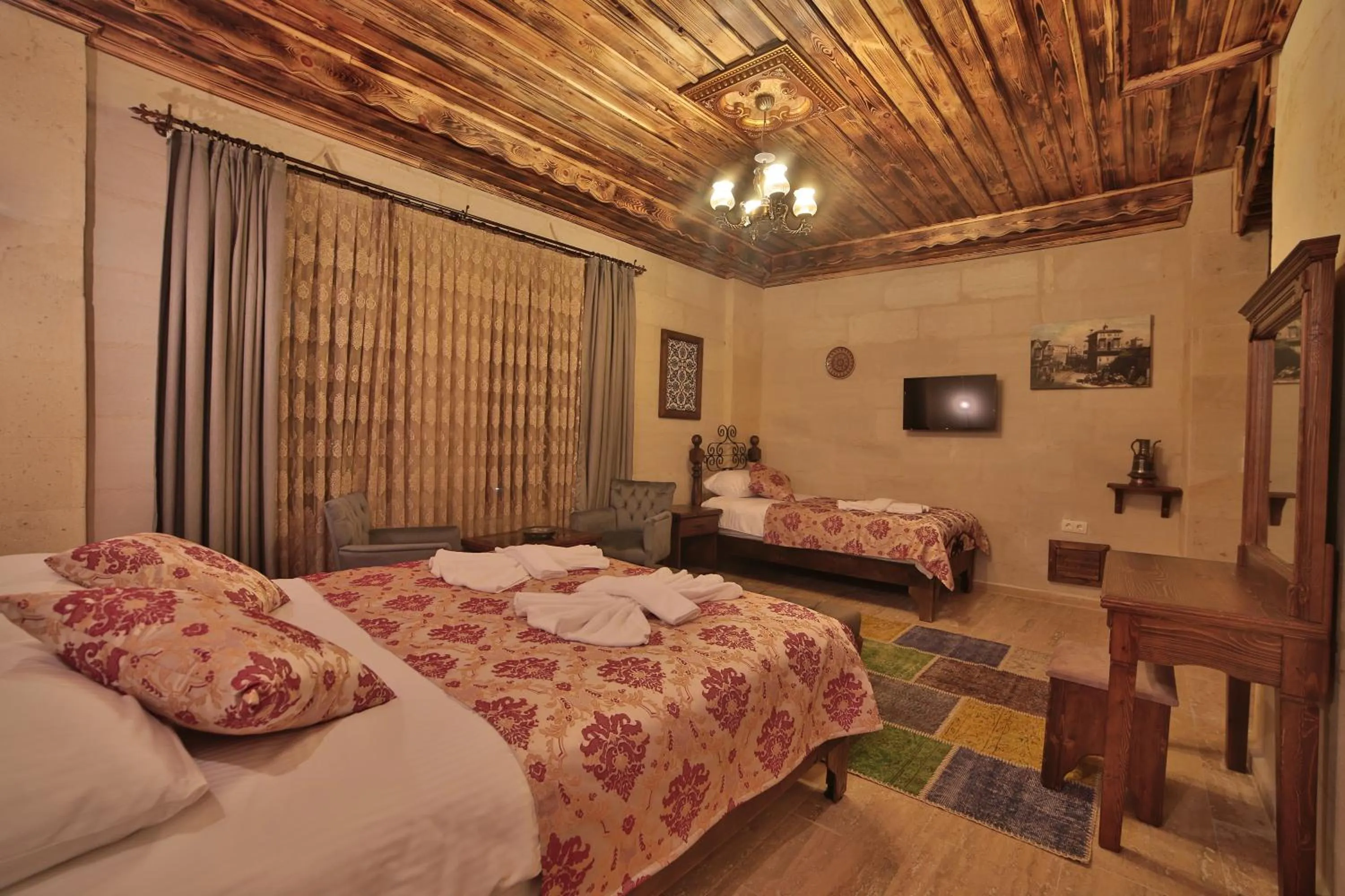 Photo of the whole room, Bed in Caravanserai Inn Hotel