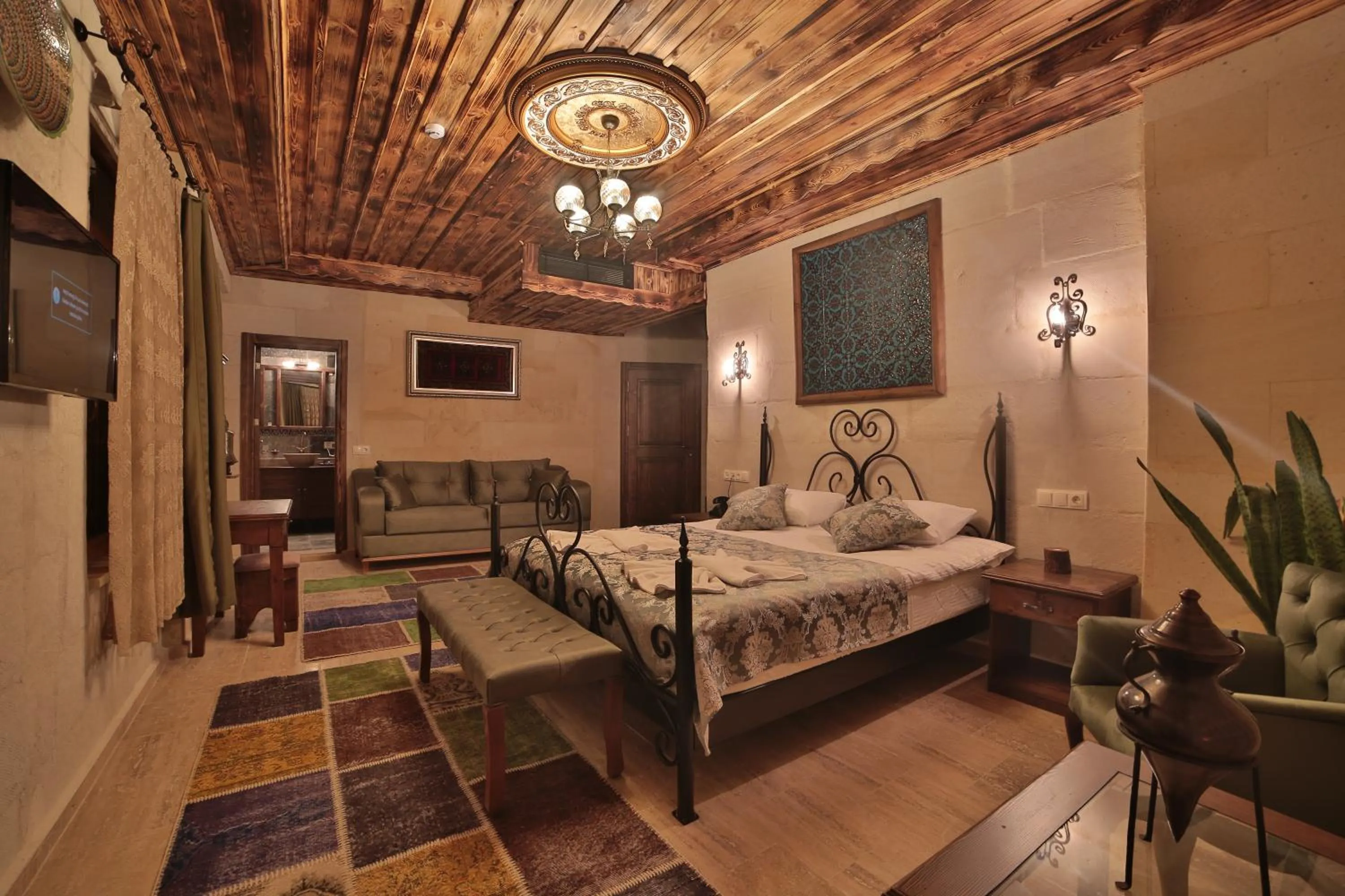 Photo of the whole room, Bed in Caravanserai Inn Hotel