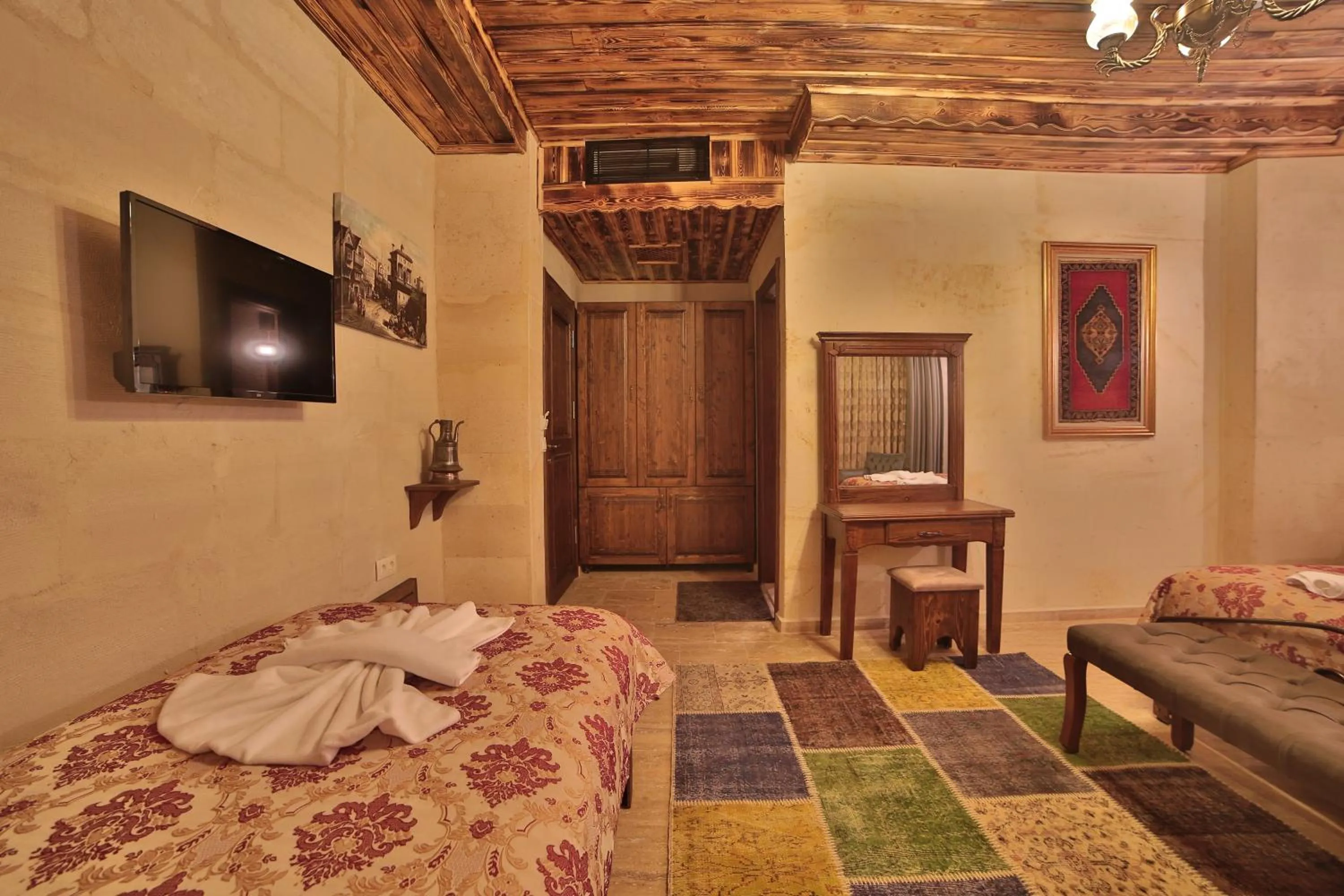 Photo of the whole room, Bed in Caravanserai Inn Hotel