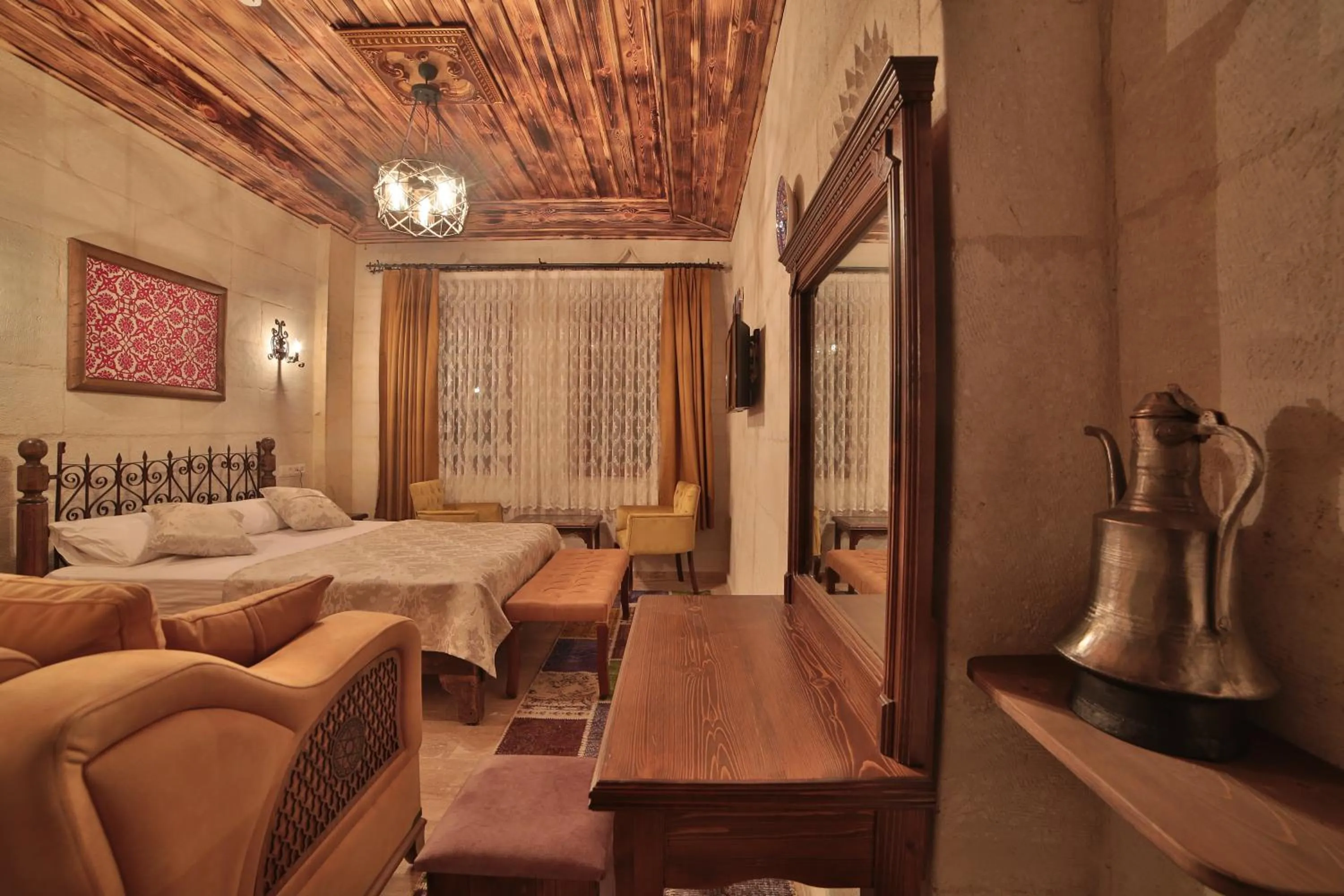 Photo of the whole room, Bed in Caravanserai Inn Hotel