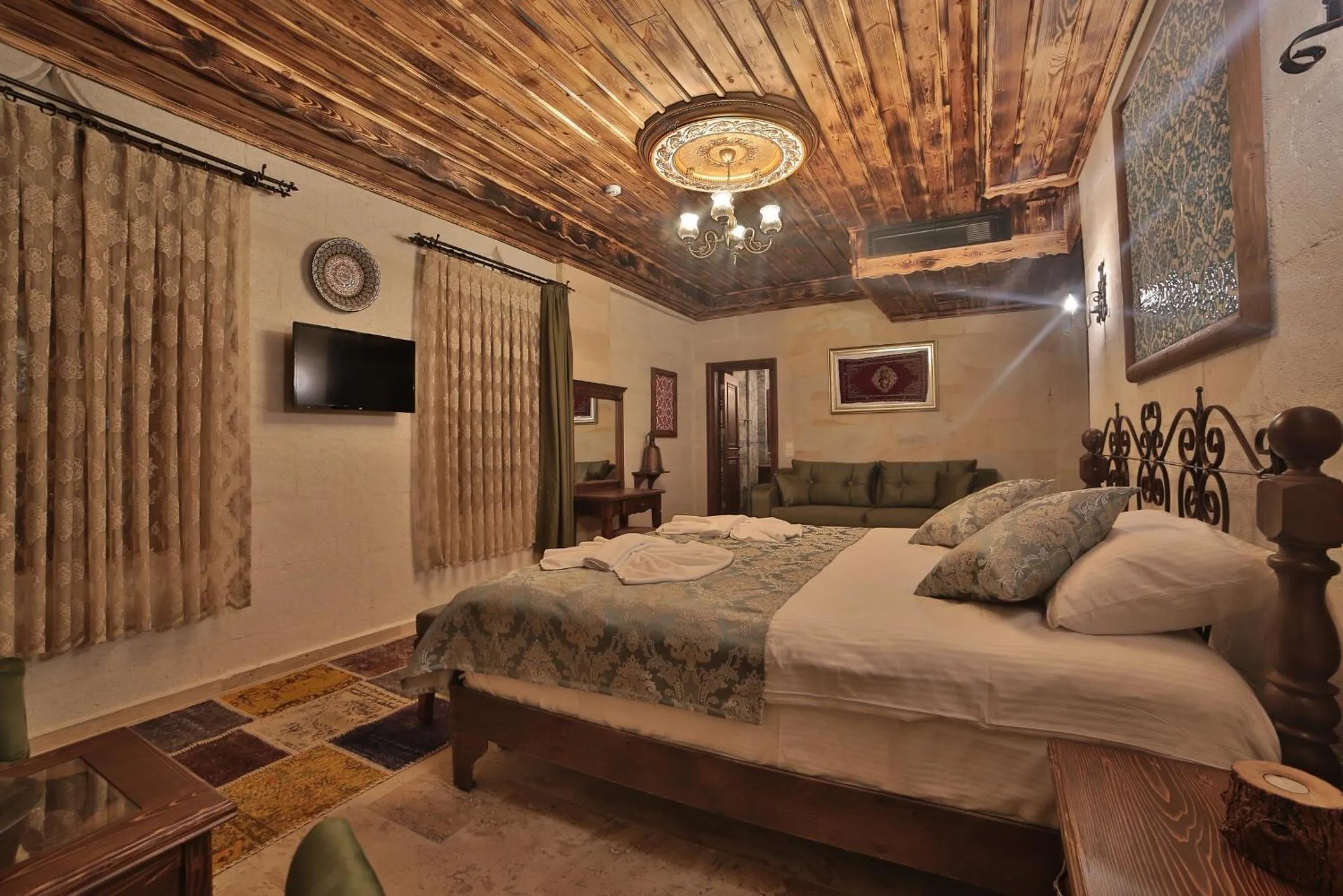 Bed in Caravanserai Inn Hotel
