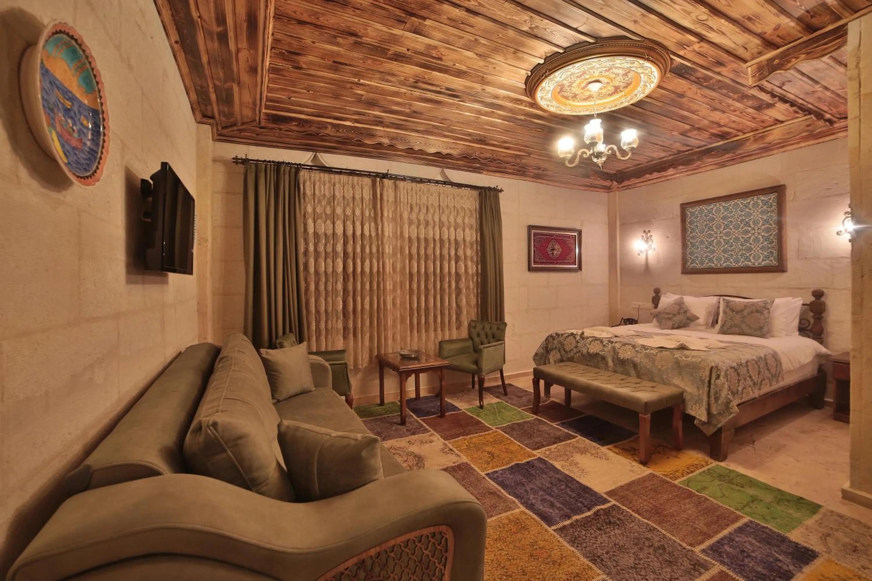 Photo of the whole room, Bed in Caravanserai Inn Hotel