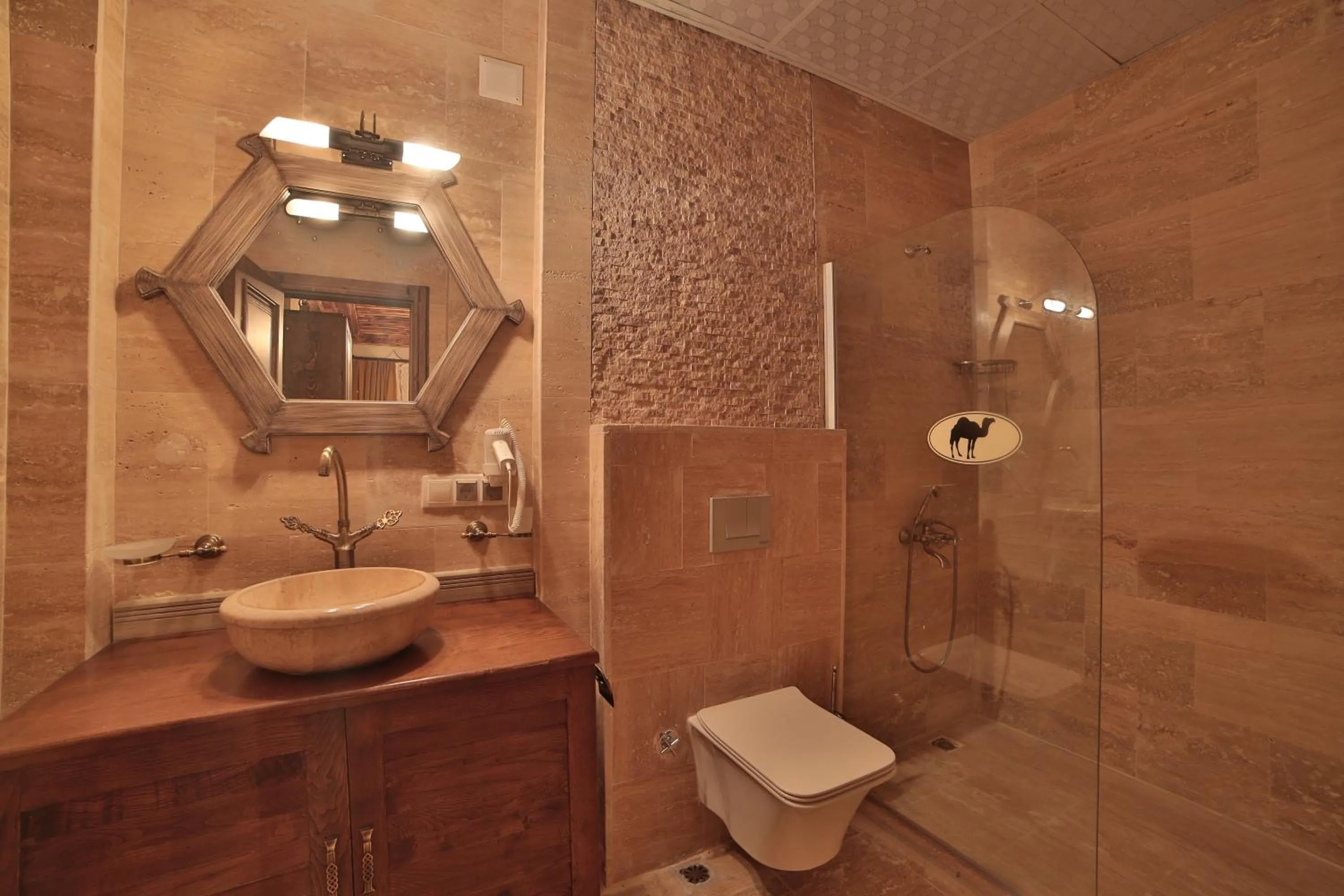 Shower in Caravanserai Inn Hotel
