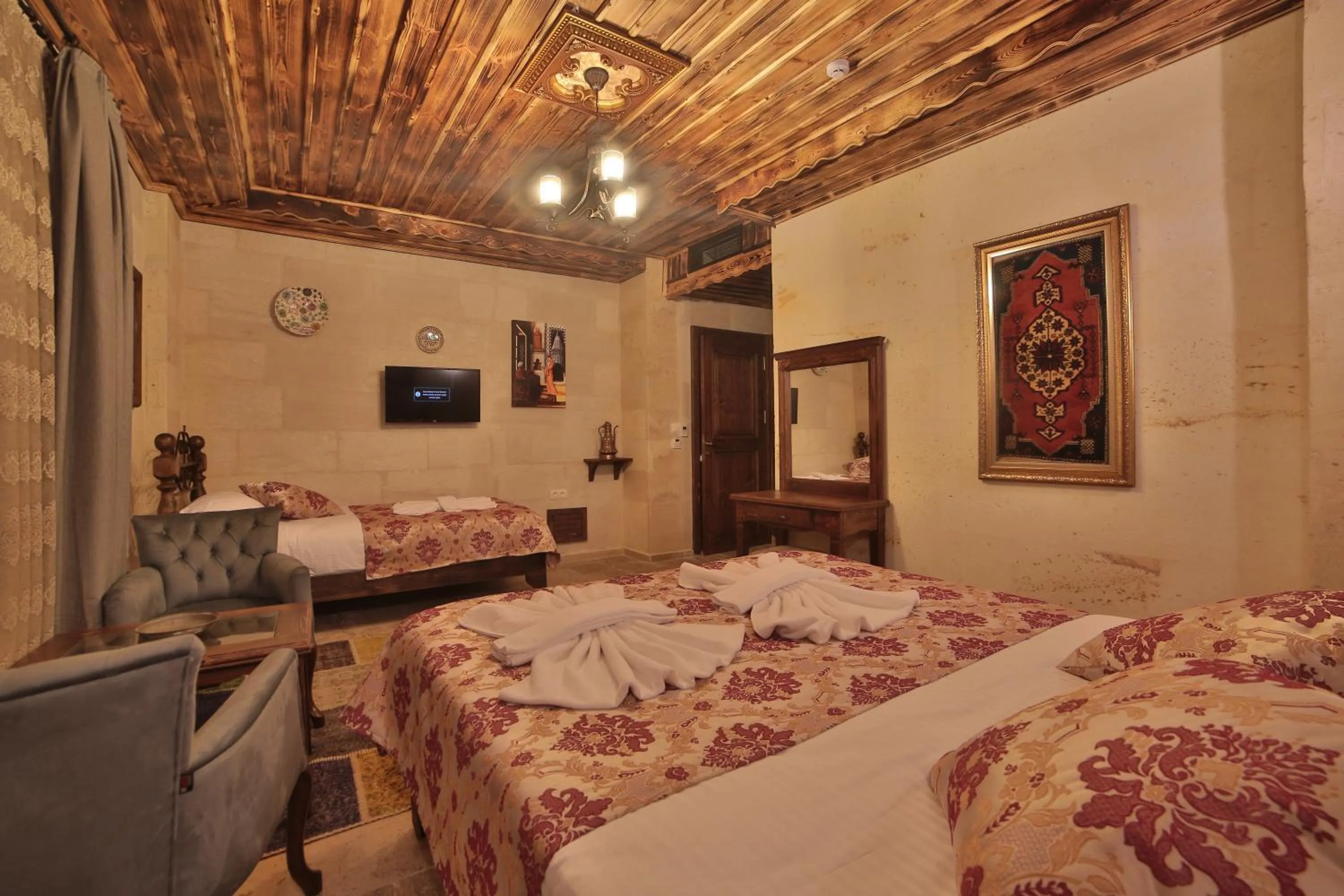 Photo of the whole room, Bed in Caravanserai Inn Hotel