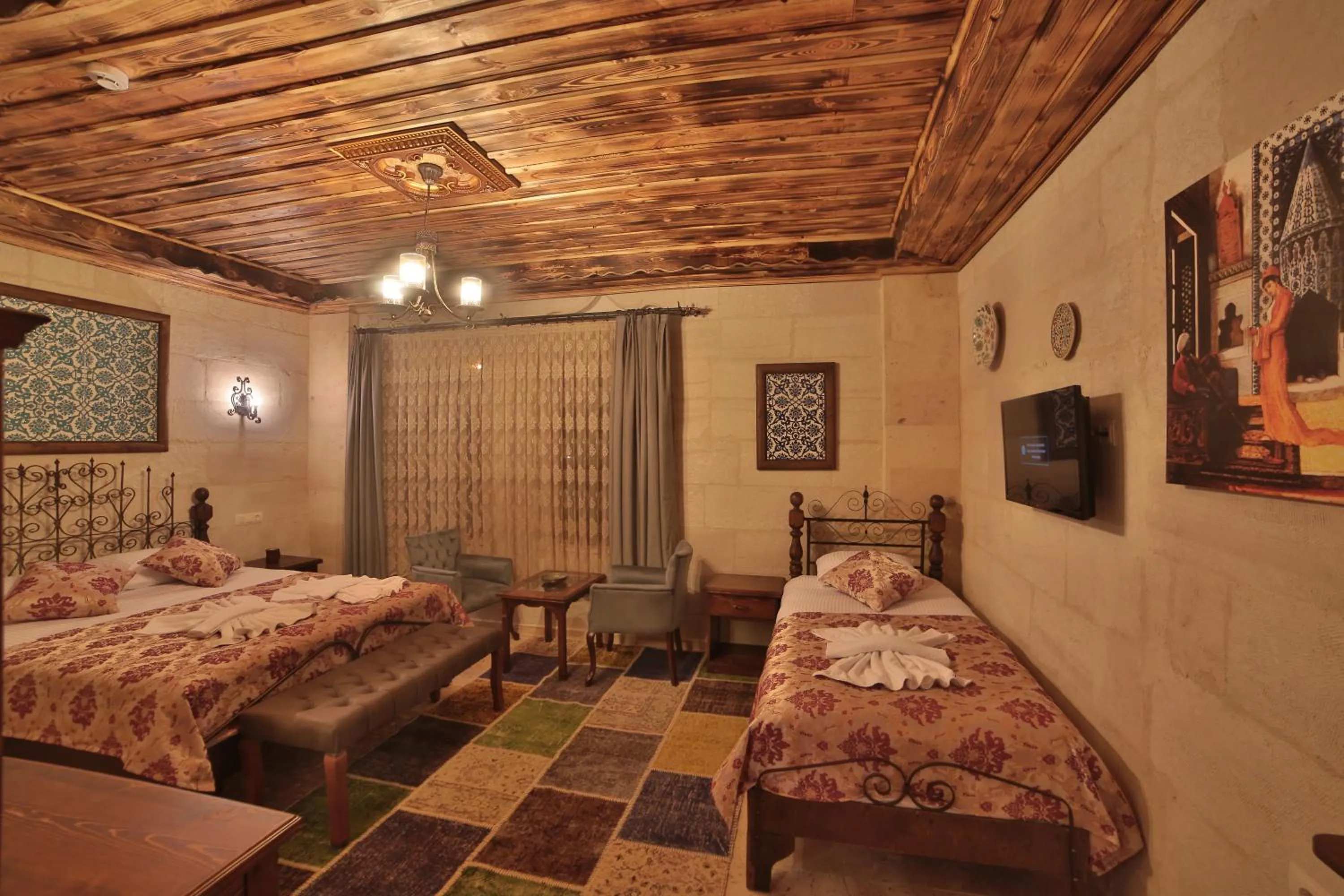 Photo of the whole room, Bed in Caravanserai Inn Hotel