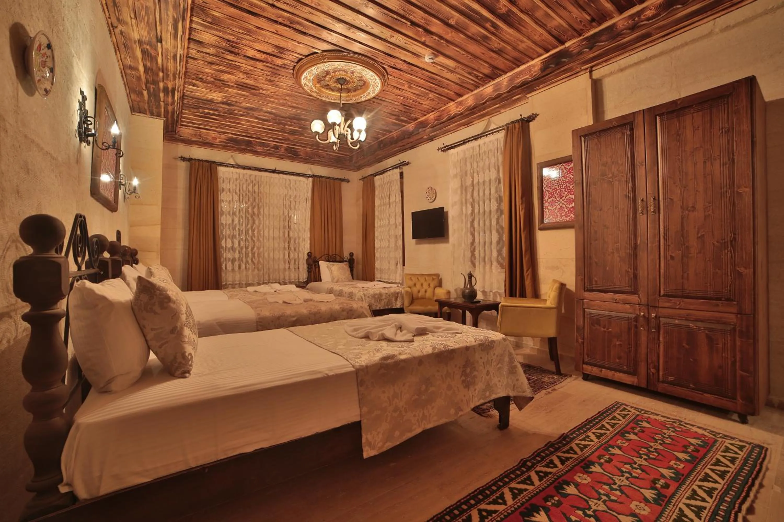 Bed in Caravanserai Inn Hotel