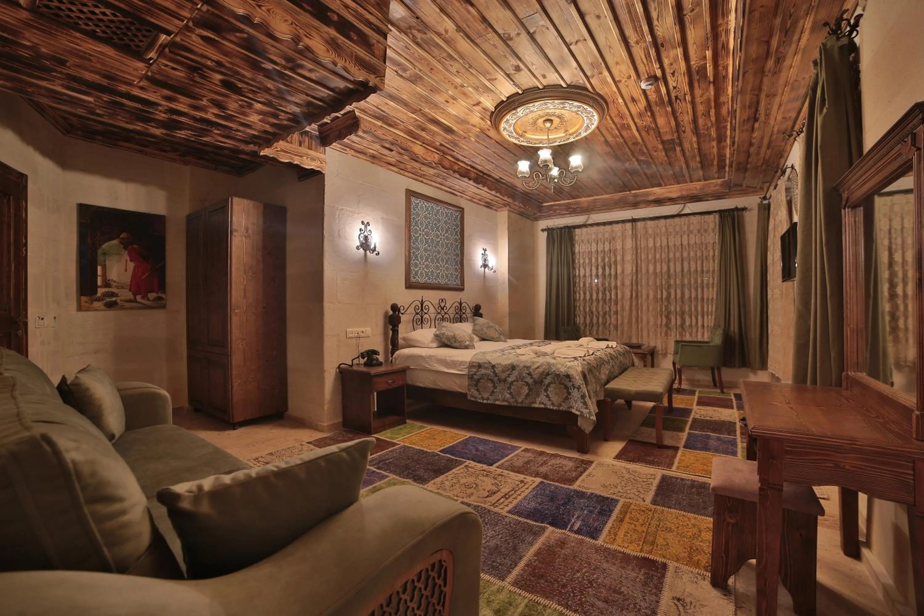 Photo of the whole room, Bed in Caravanserai Inn Hotel