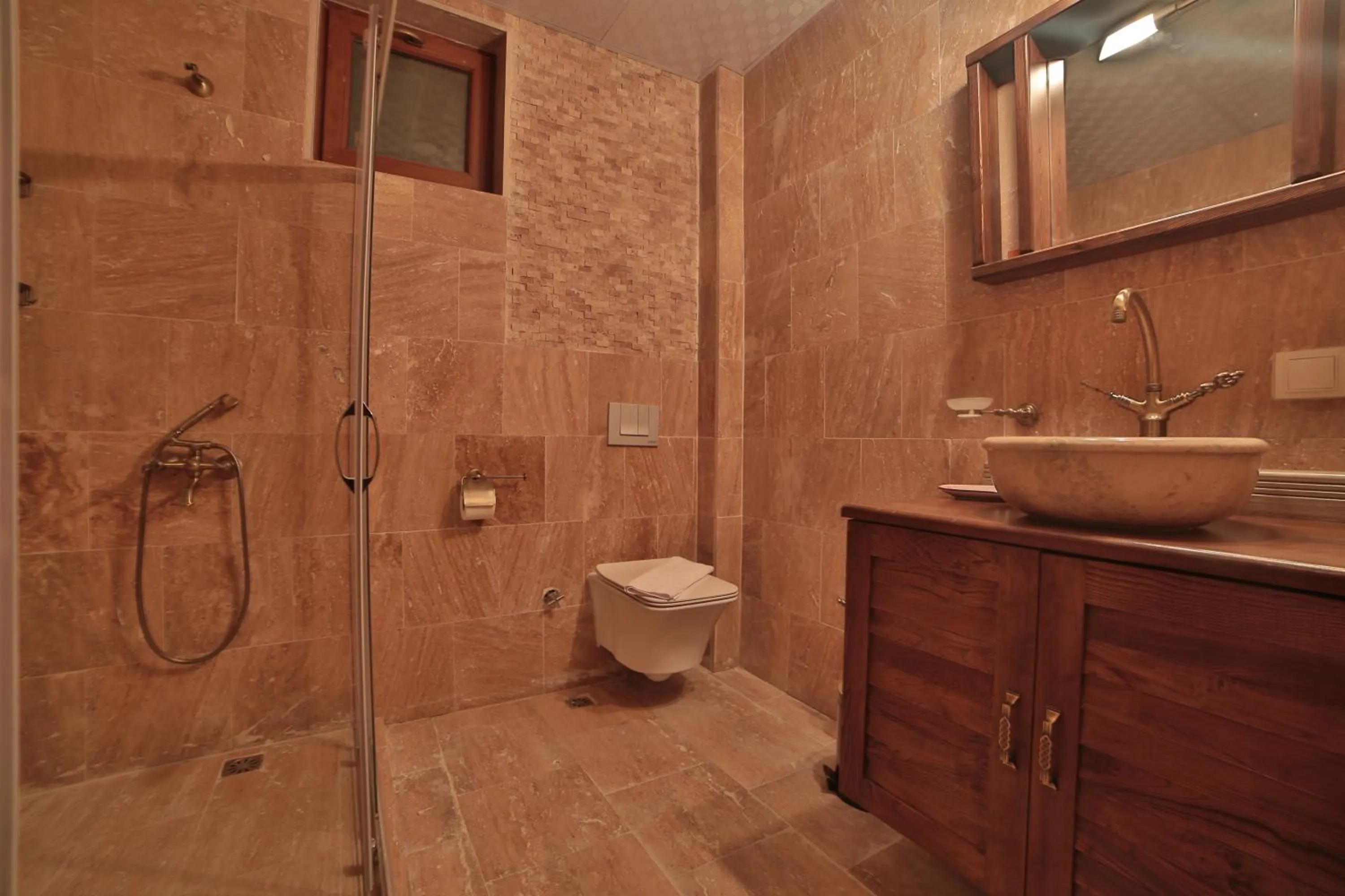 Shower in Caravanserai Inn Hotel
