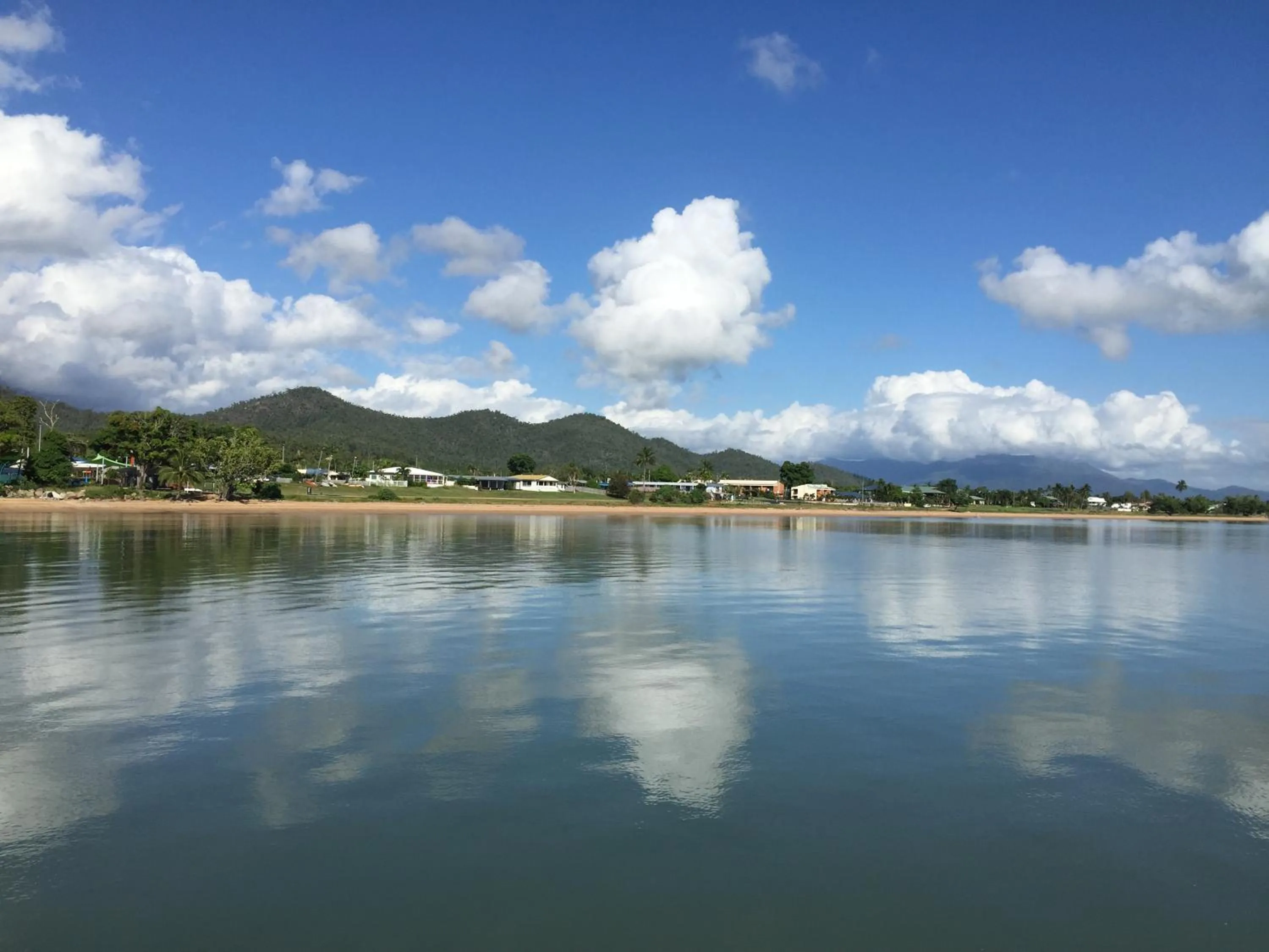 Day in Cardwell Beachfront Motel