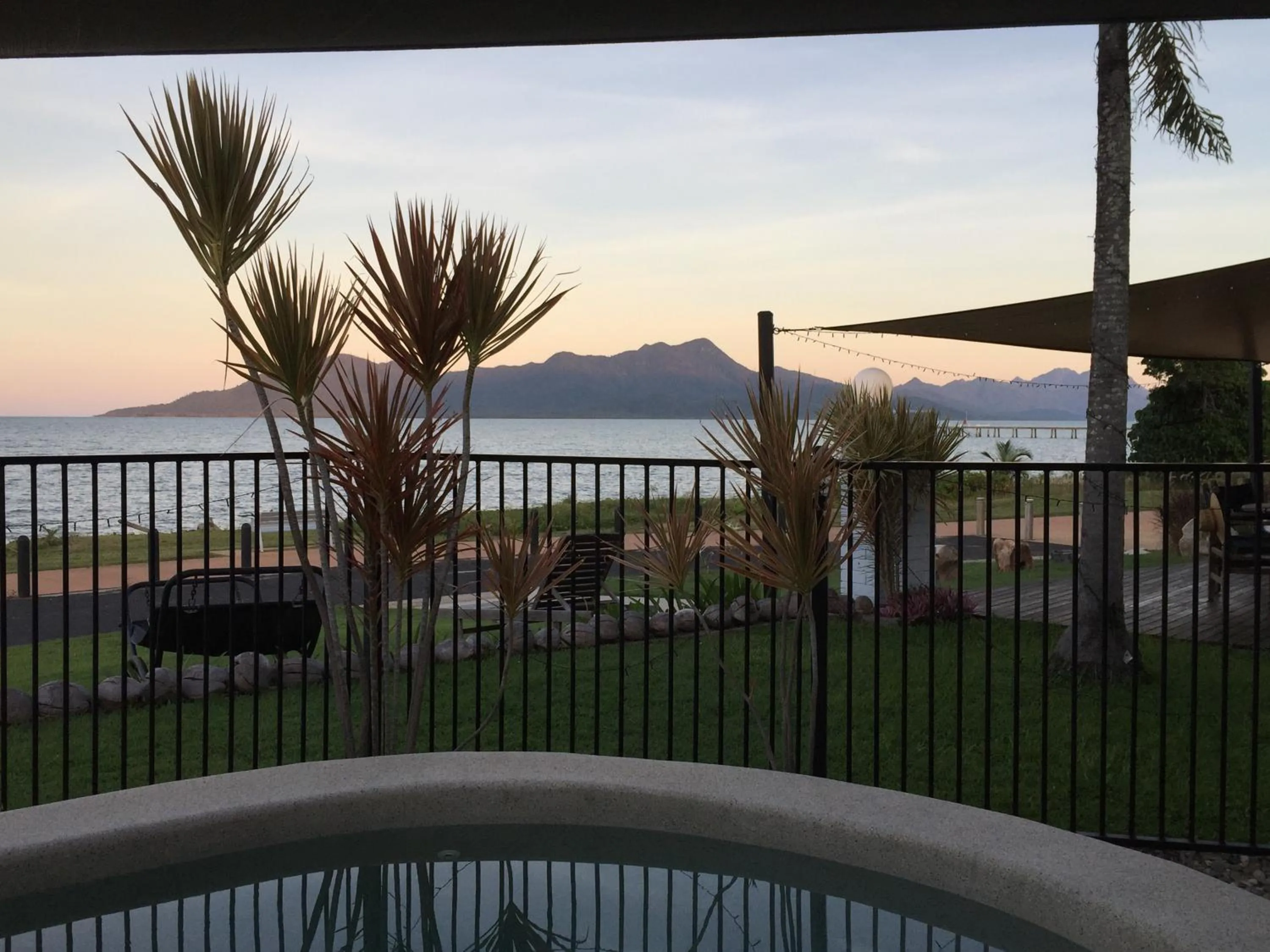 Cardwell Beachfront Motel