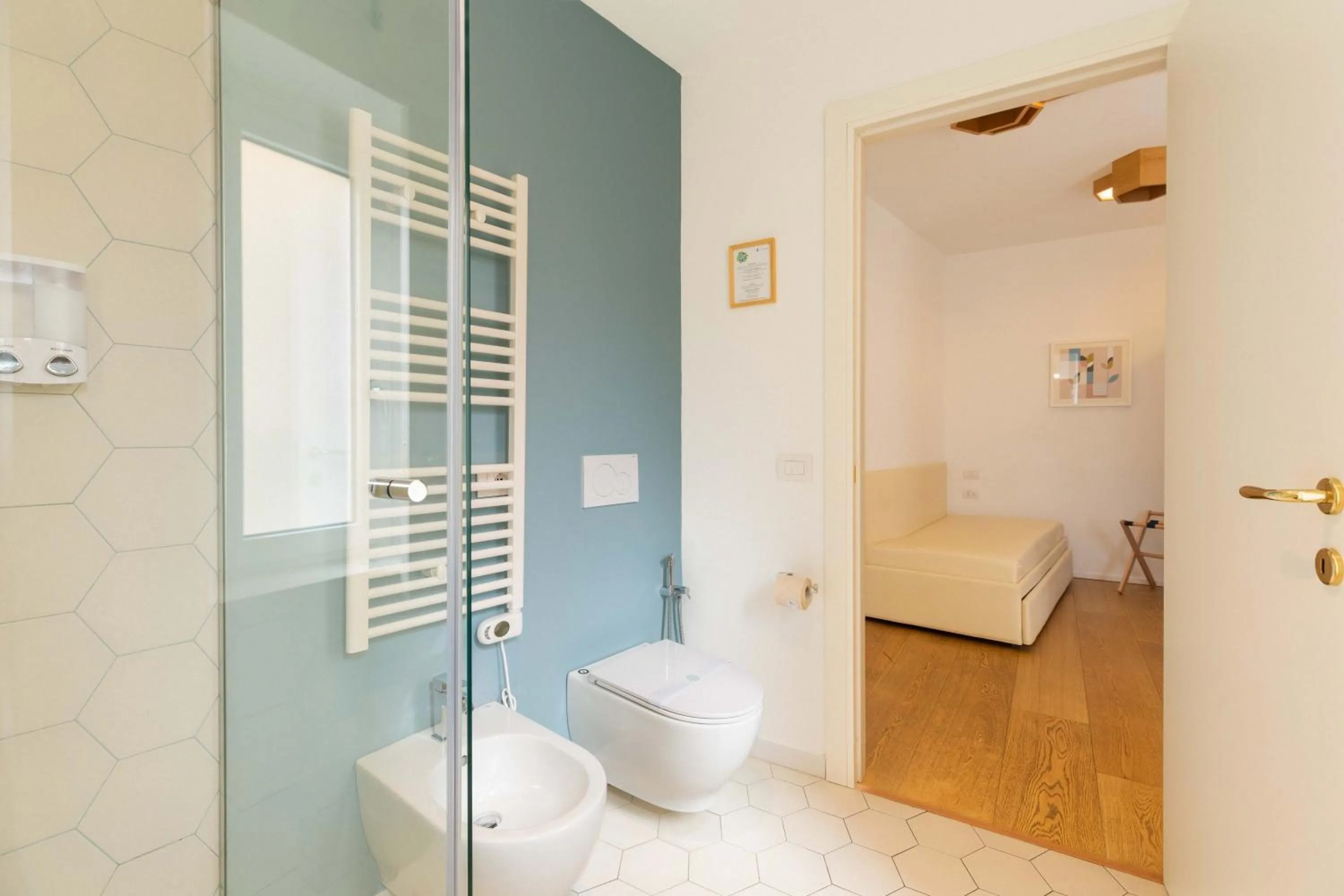 Bathroom, Bed in Hotel Aristeo