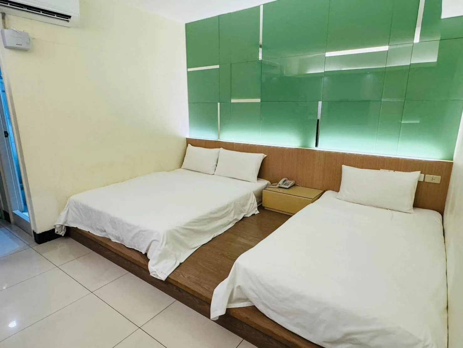 Photo of the whole room, Bed in Kiwi Express Hotel - Kaohsiung Station