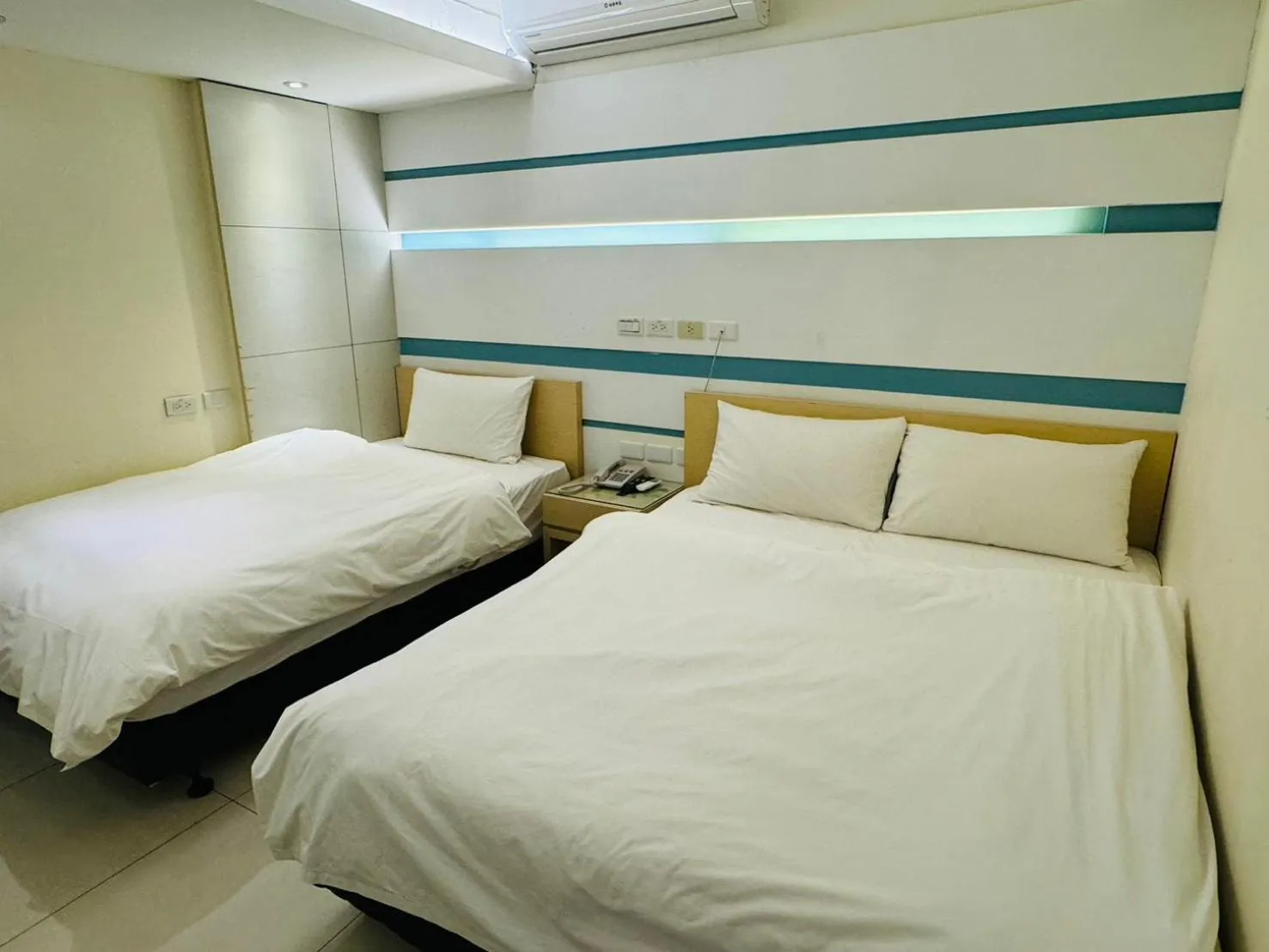 Photo of the whole room, Bed in Kiwi Express Hotel - Kaohsiung Station