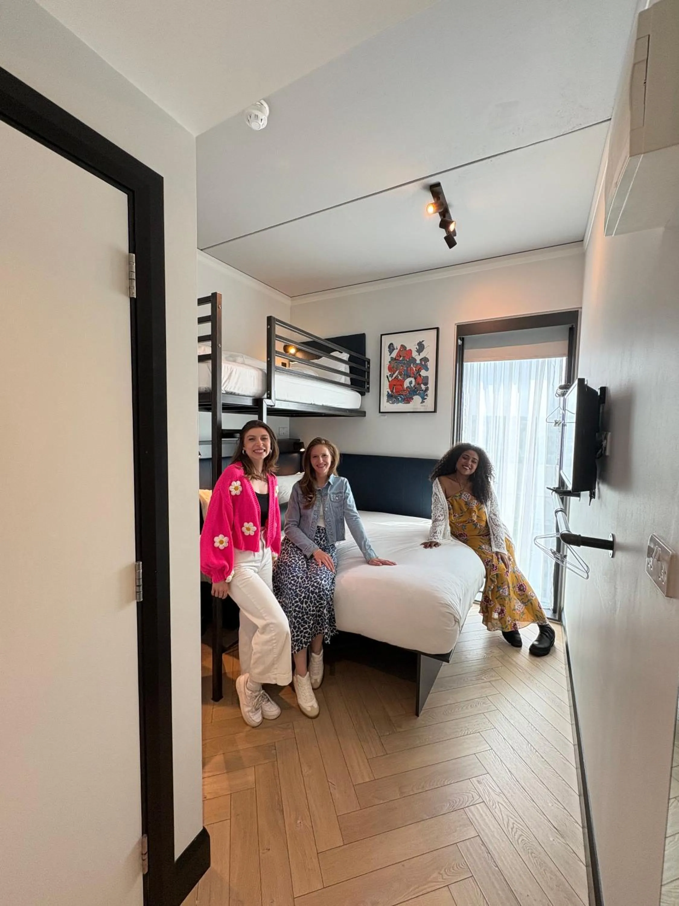 group of guests, Bed in The Hendrick Smithfield