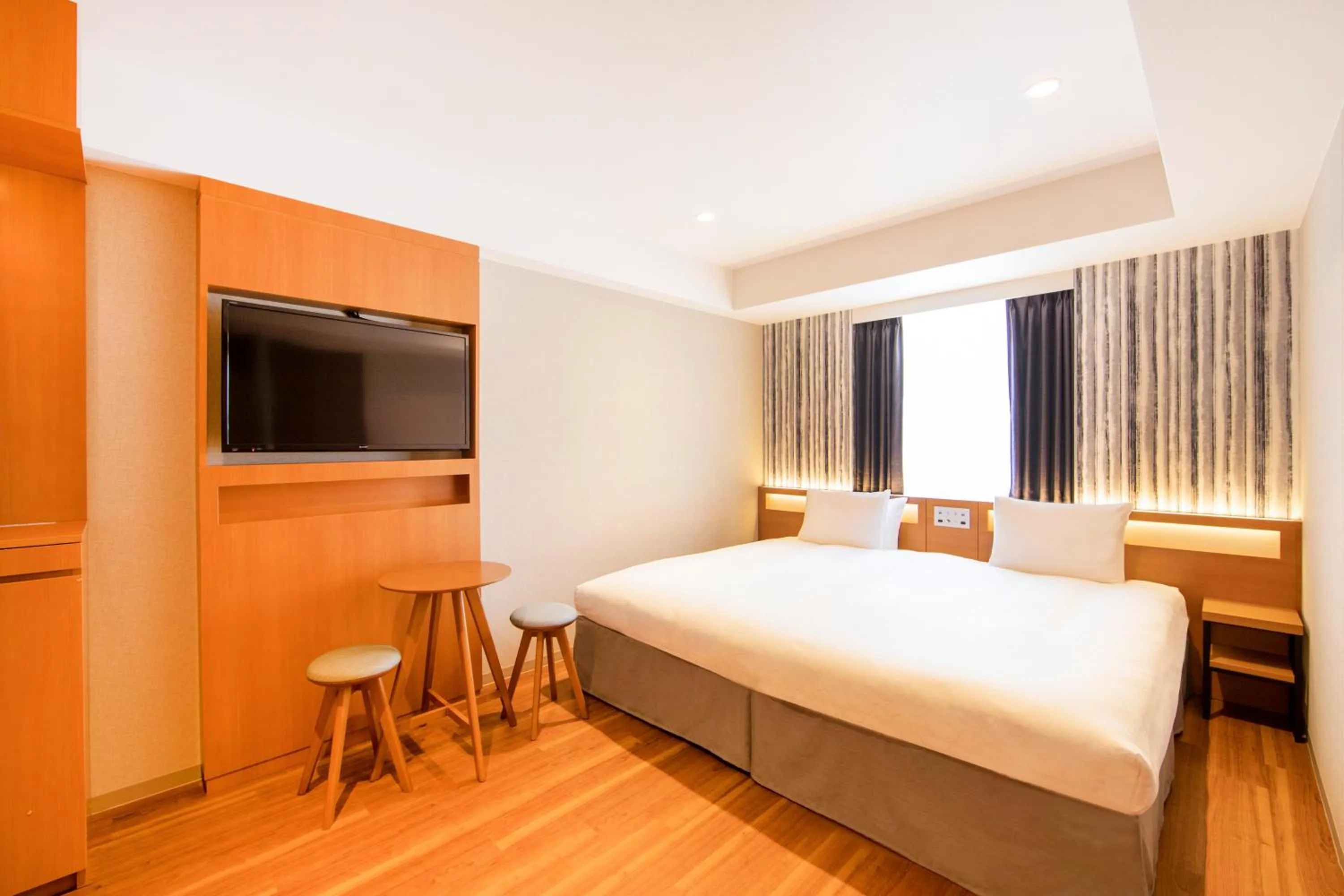 Bed in karaksa hotel grande Shin-Osaka Tower