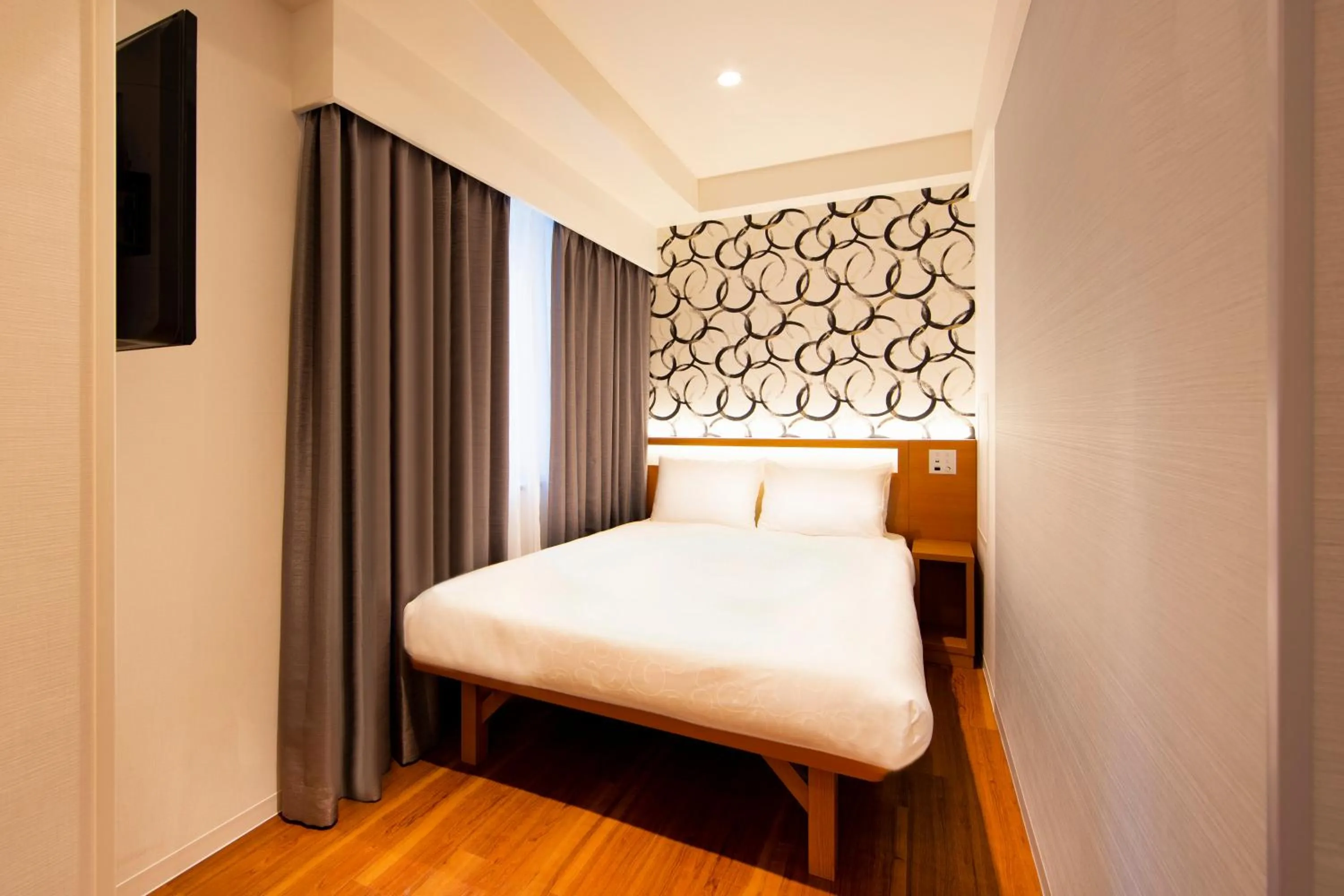 Bed in karaksa hotel grande Shin-Osaka Tower