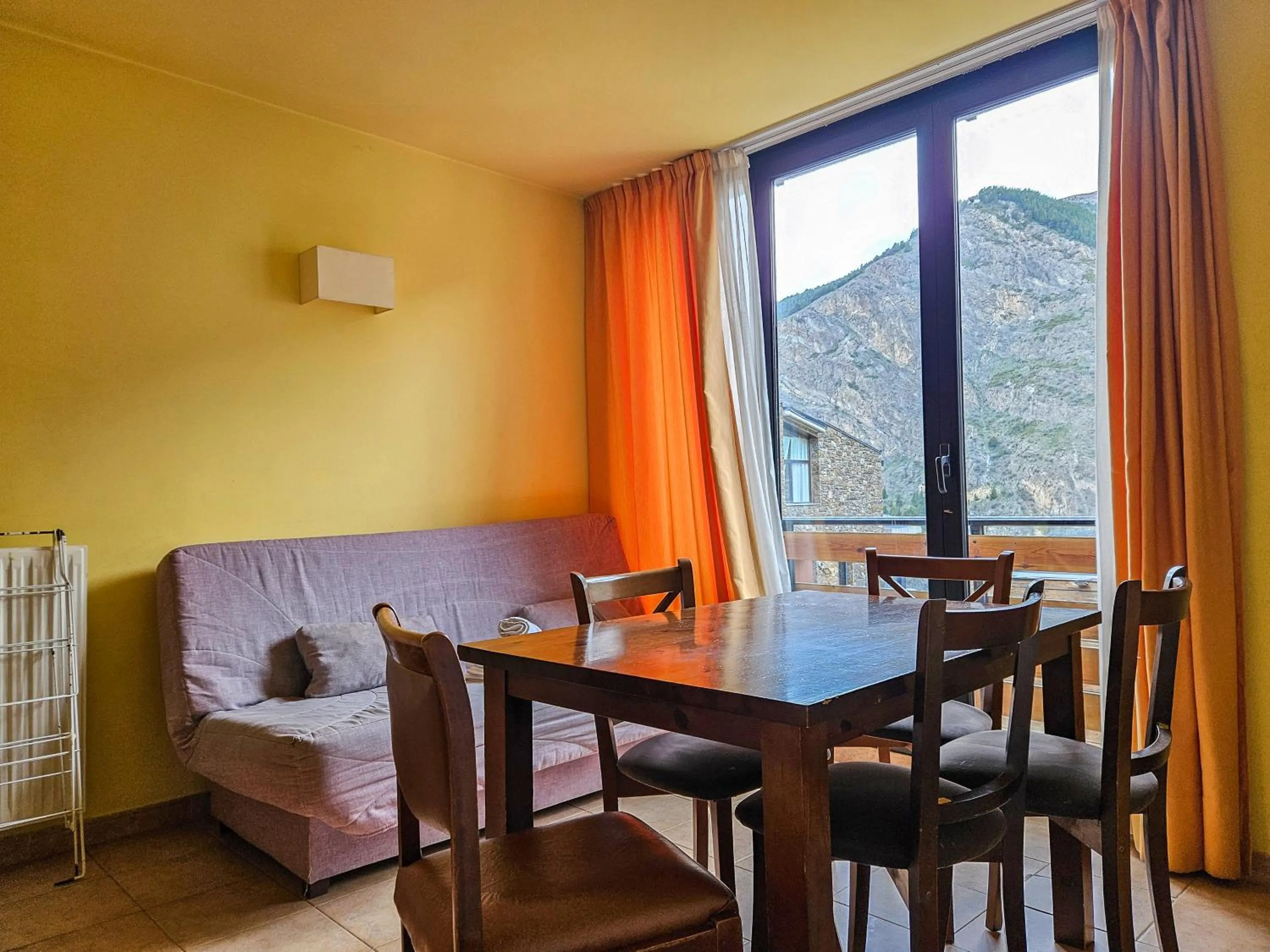 Living room, Bed in Apartamentos Canillo Ribagrossa 3000