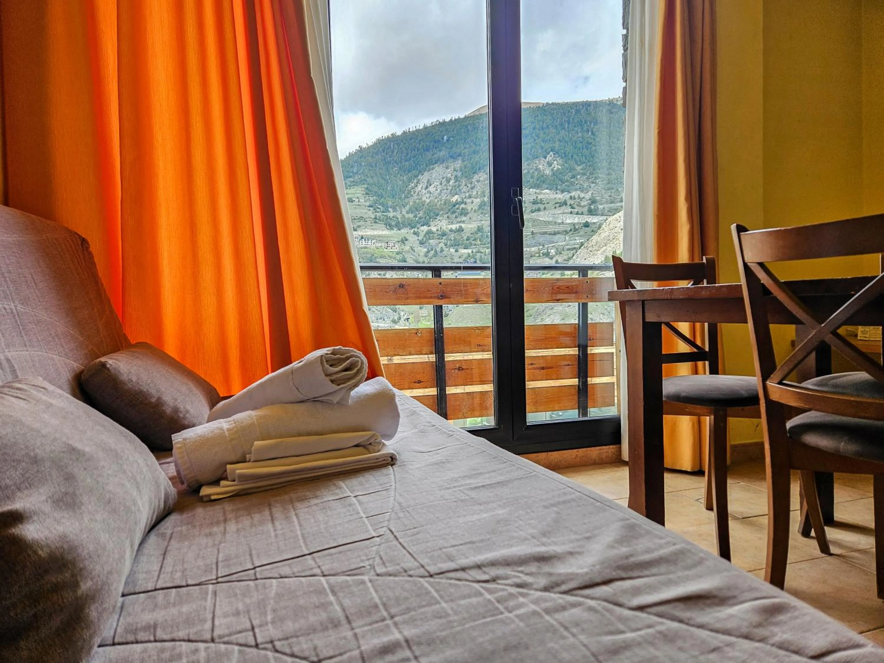 Living room, Bed in Apartamentos Canillo Ribagrossa 3000