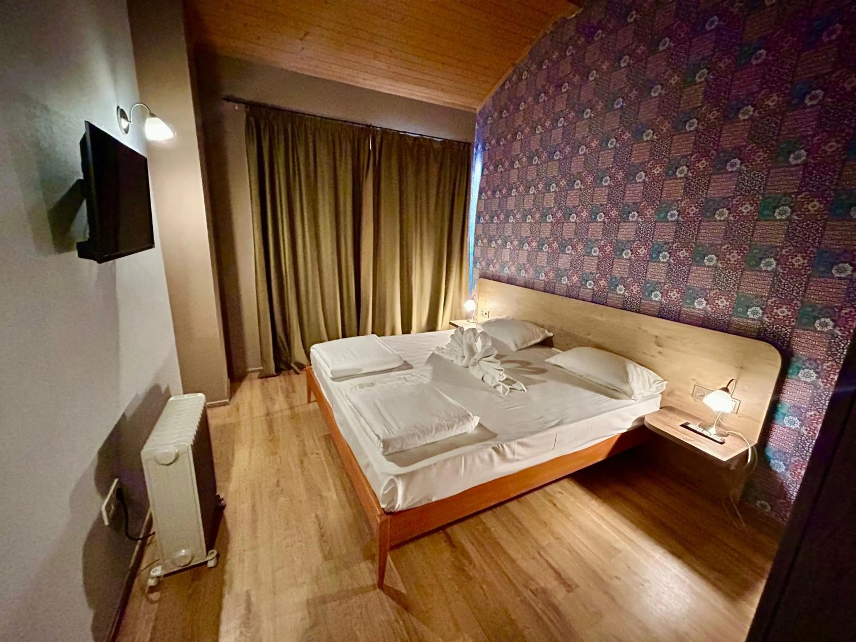 Communal lounge/ TV room, Bed in Dragoman Hotel