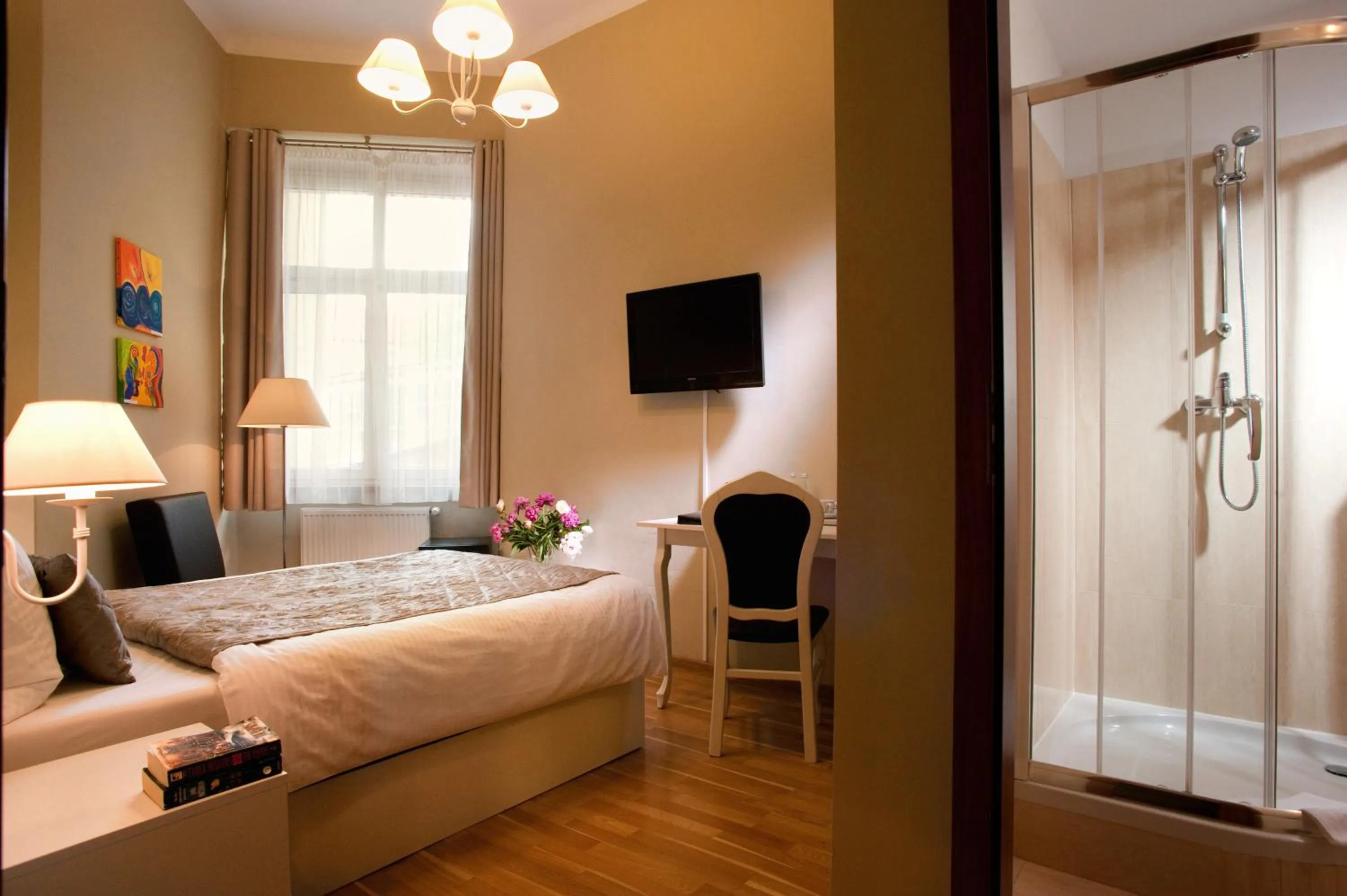 Shower, Bed in Leone Aparthotel