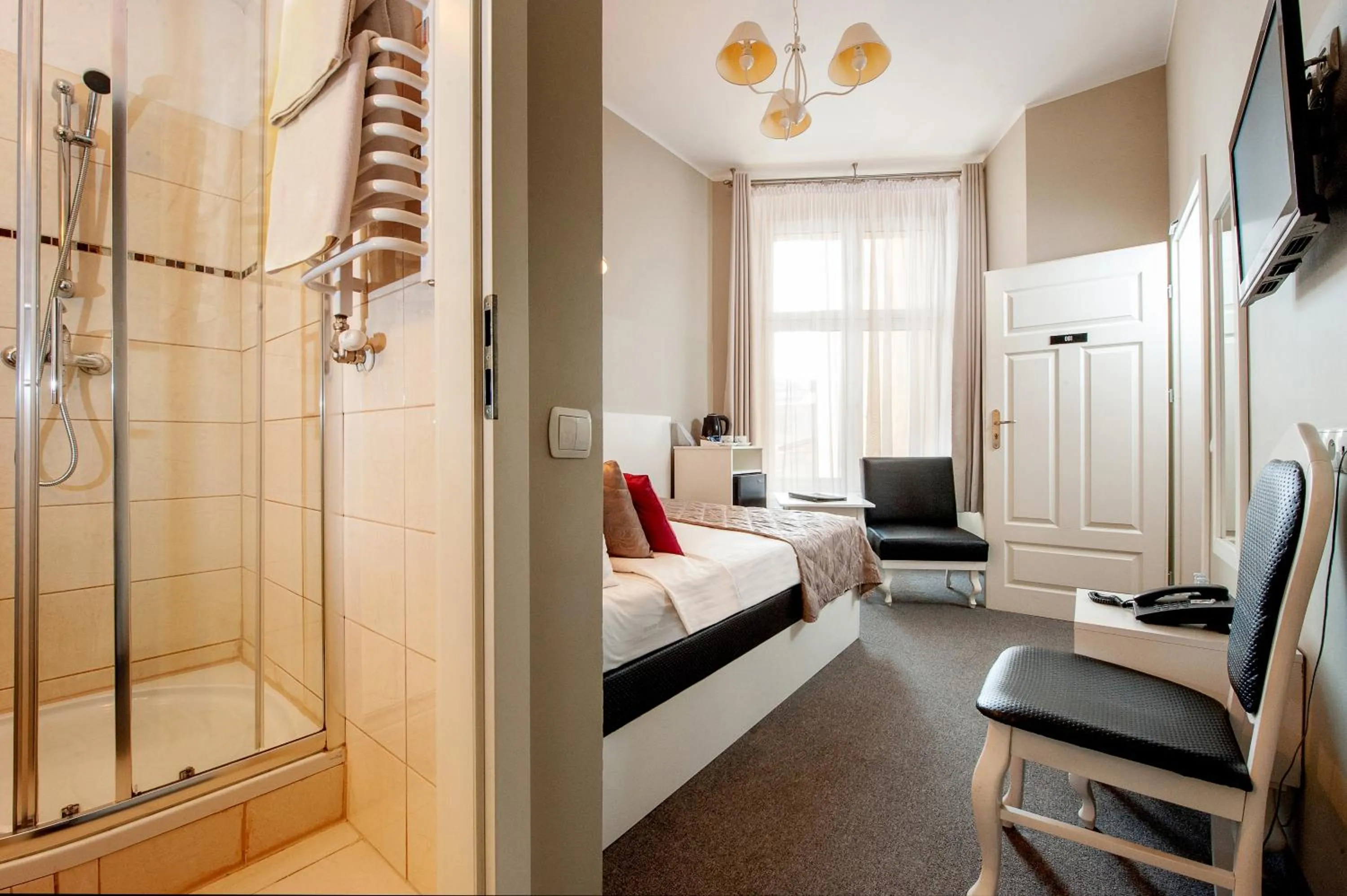 Bathroom, Bed in Leone Aparthotel