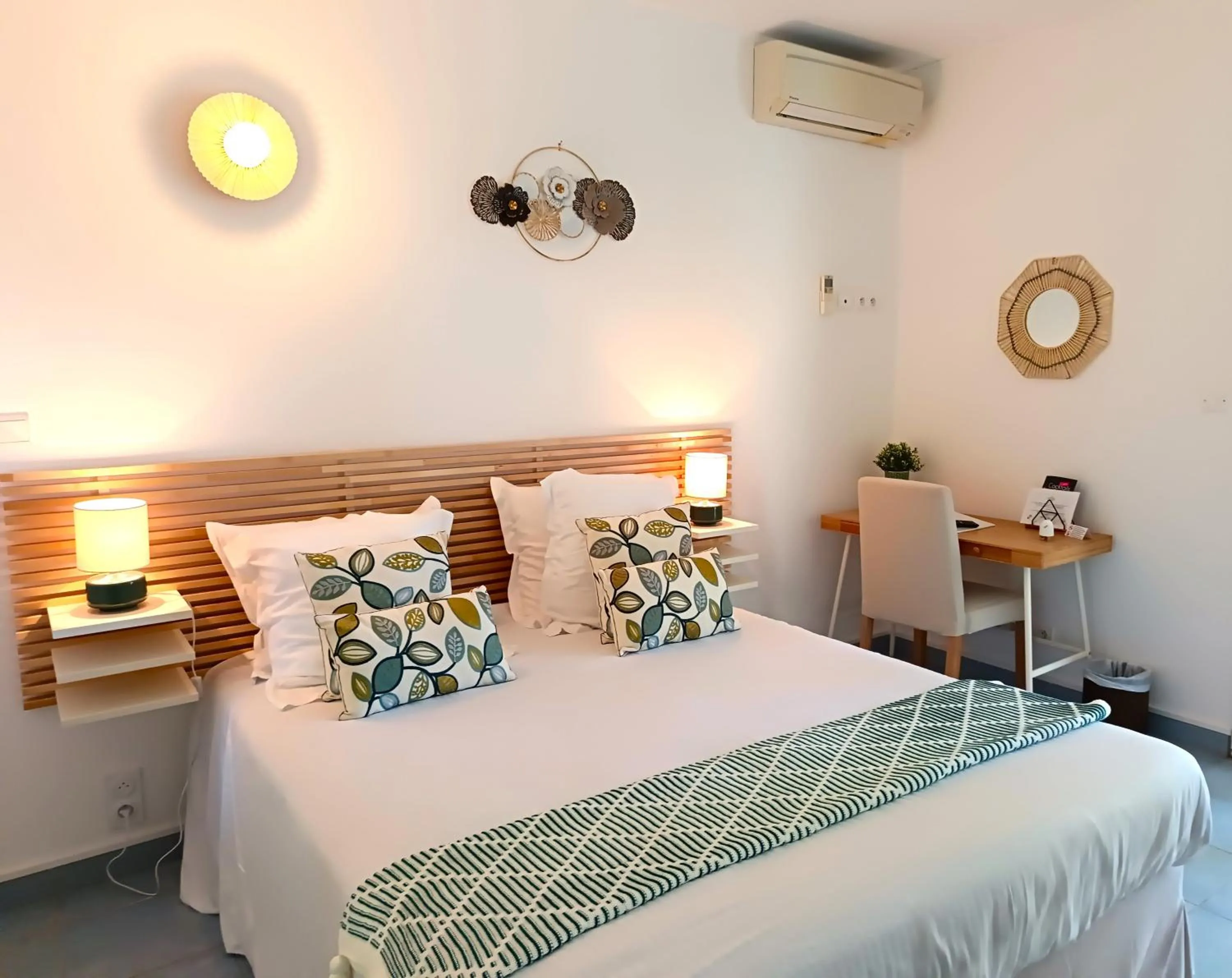 Bedroom, Bed in Hôtel Le Méditerranée