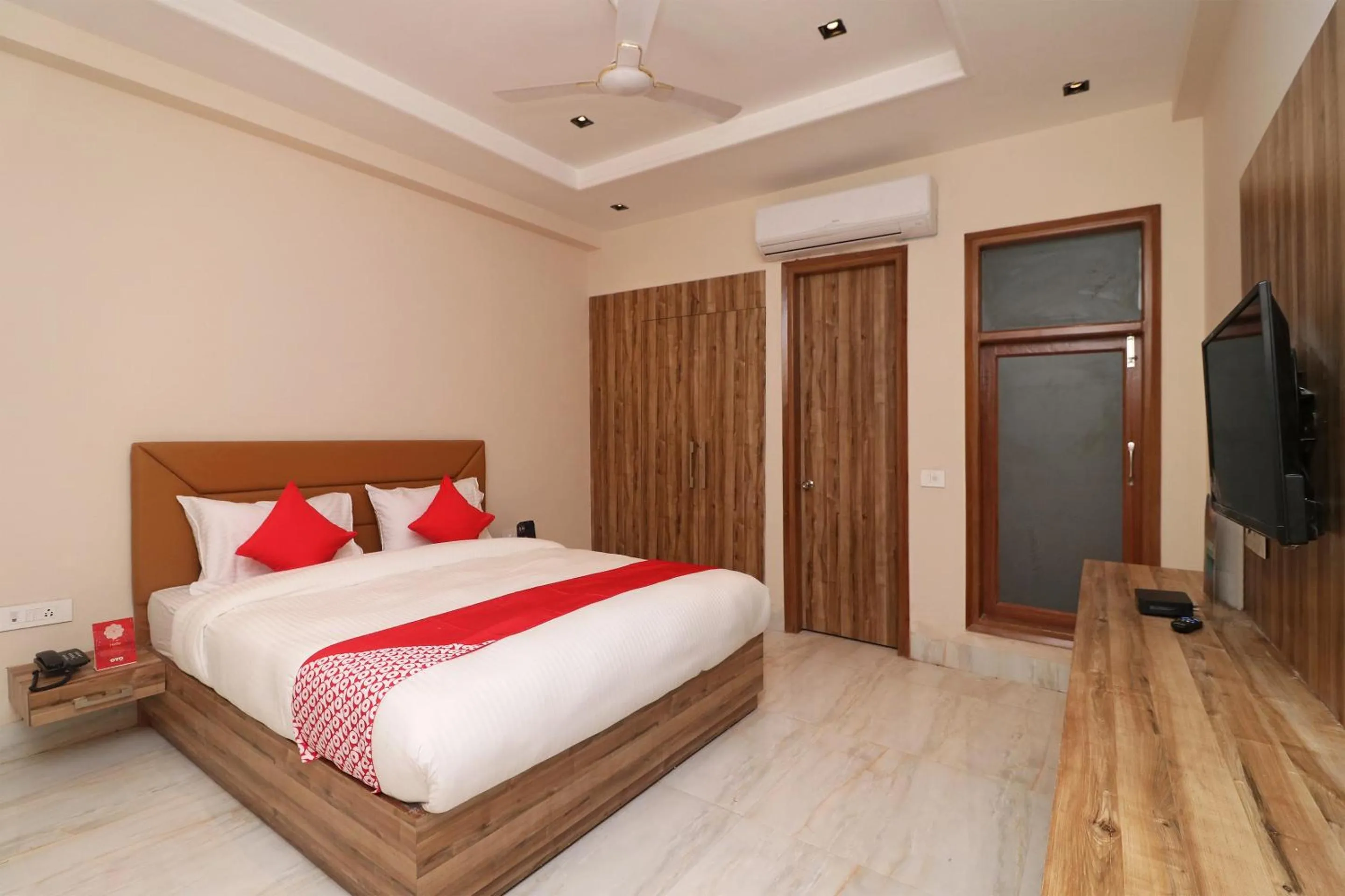 Bedroom, Bed in Hotel O Brent wood