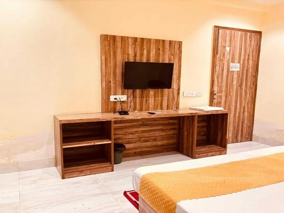 Bedroom, Bed in Hotel O Brent wood