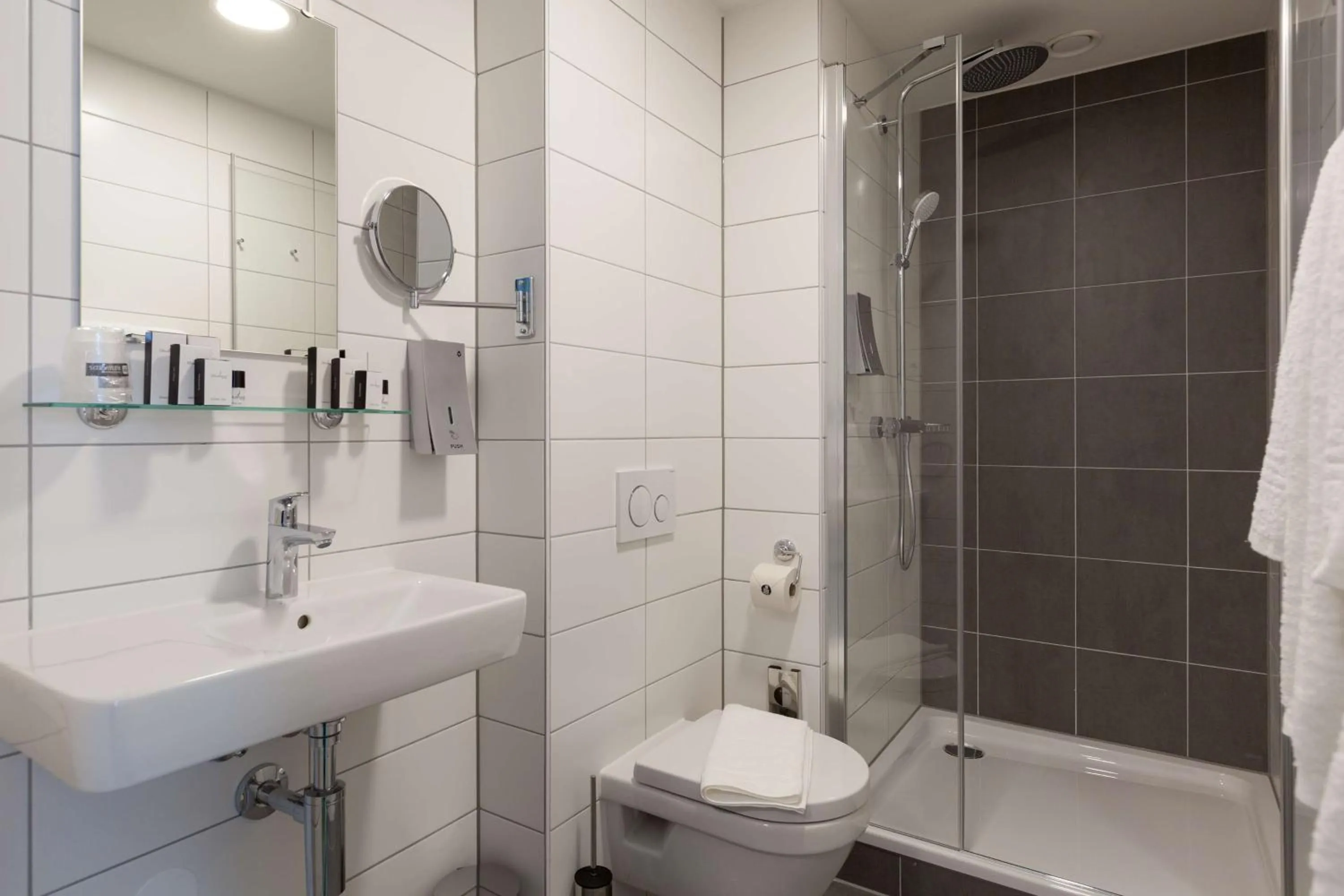 Shower in Best Western Plus Hotel Amstelveen