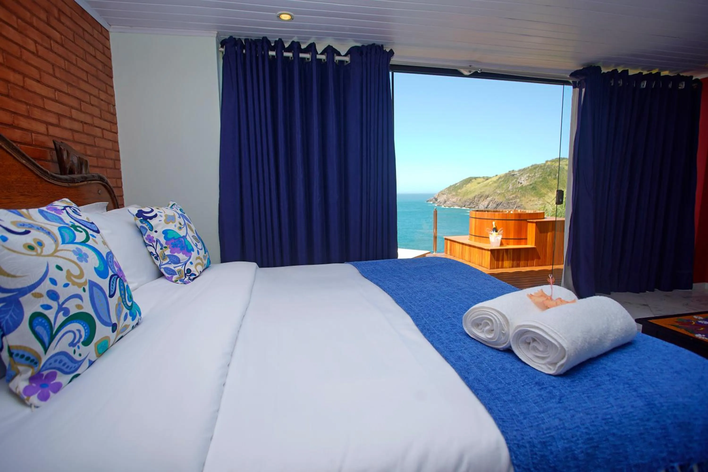 Bedroom, Bed in Cliffside Luxury Inn
