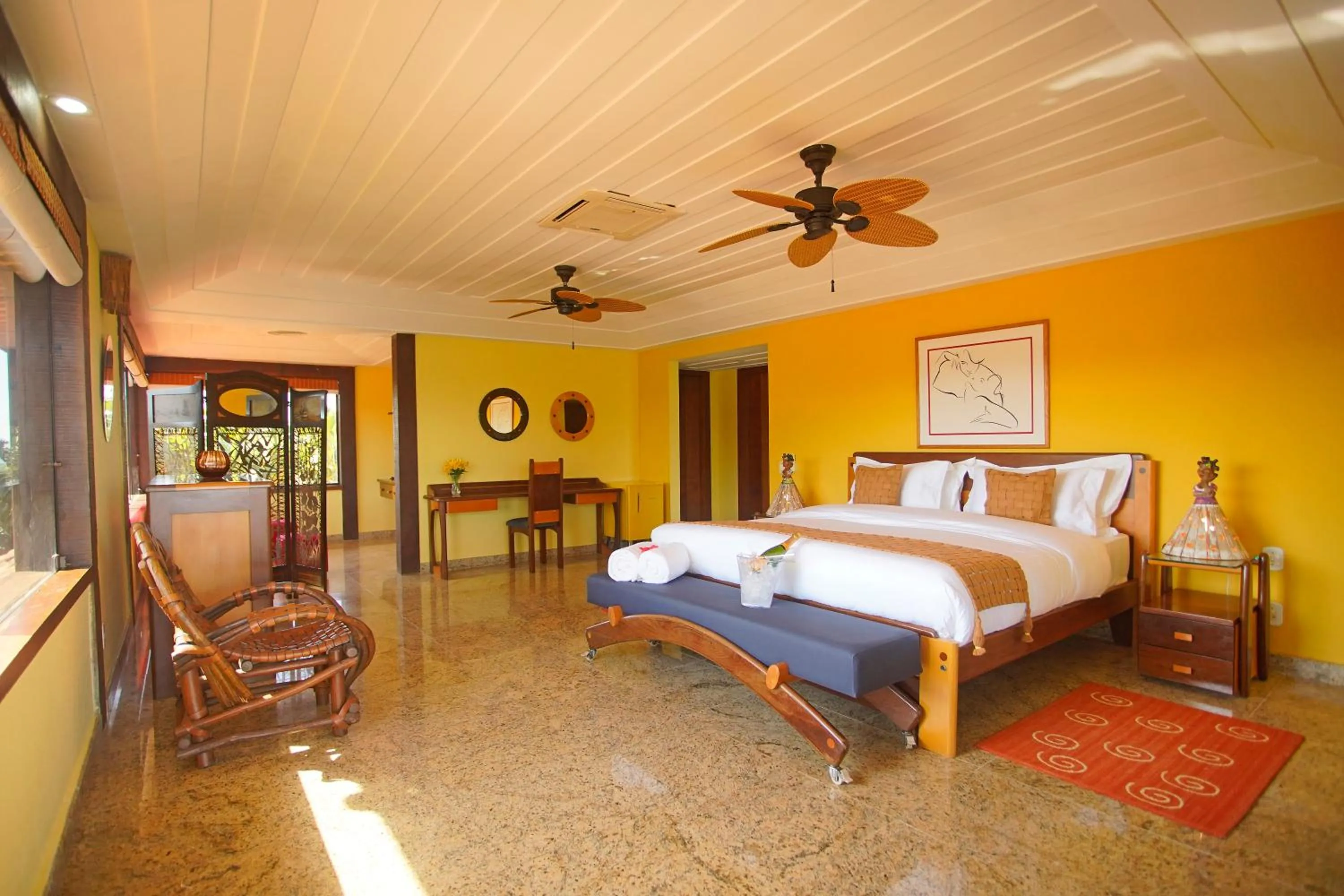 Bedroom, Bed in Cliffside Luxury Inn