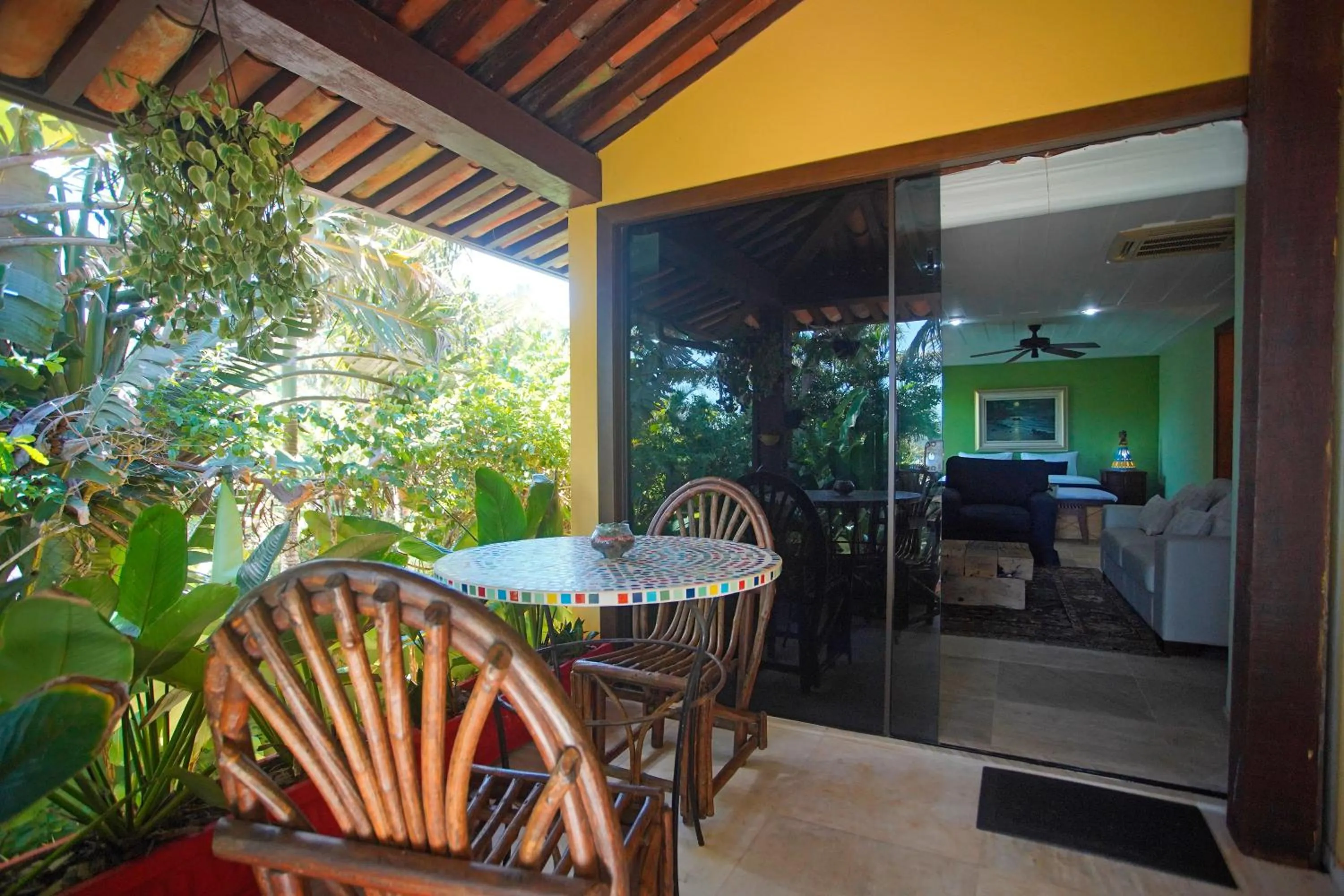 Dining area in Cliffside Luxury Inn