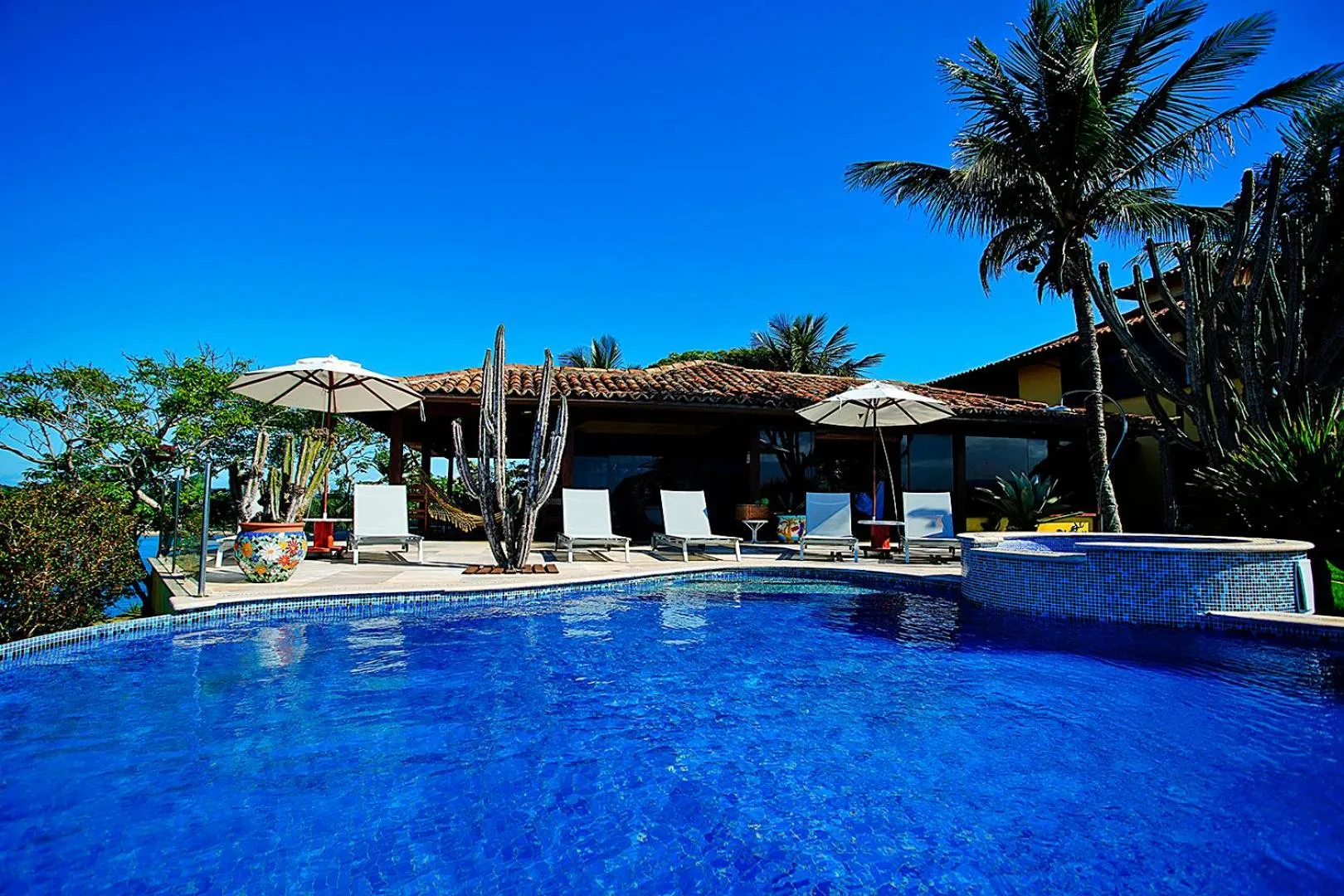 Swimming pool in Cliffside Luxury Inn