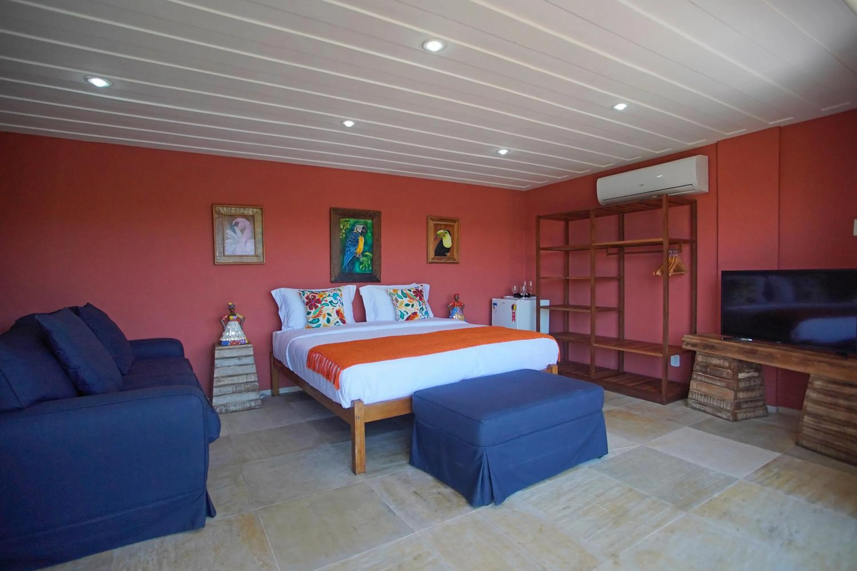 Seating area, Bed in Cliffside Luxury Inn