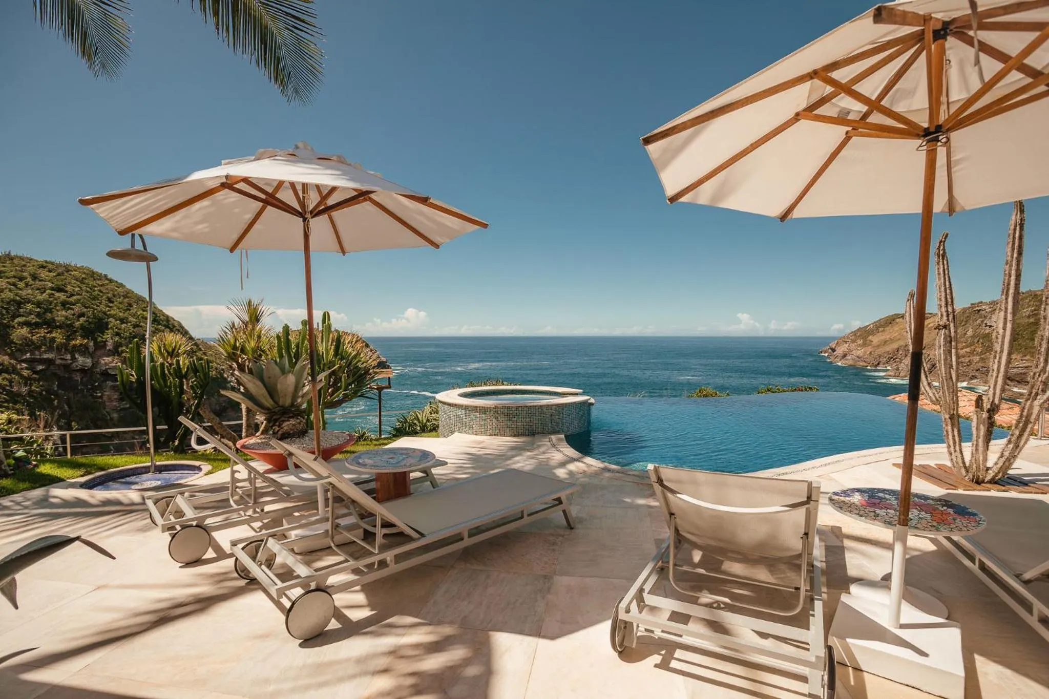 Swimming pool in Cliffside Luxury Inn