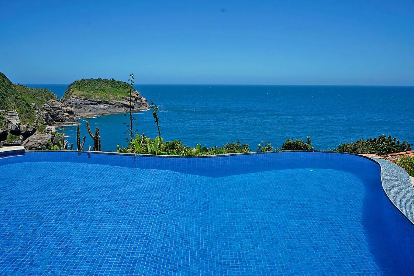 Swimming pool in Cliffside Luxury Inn
