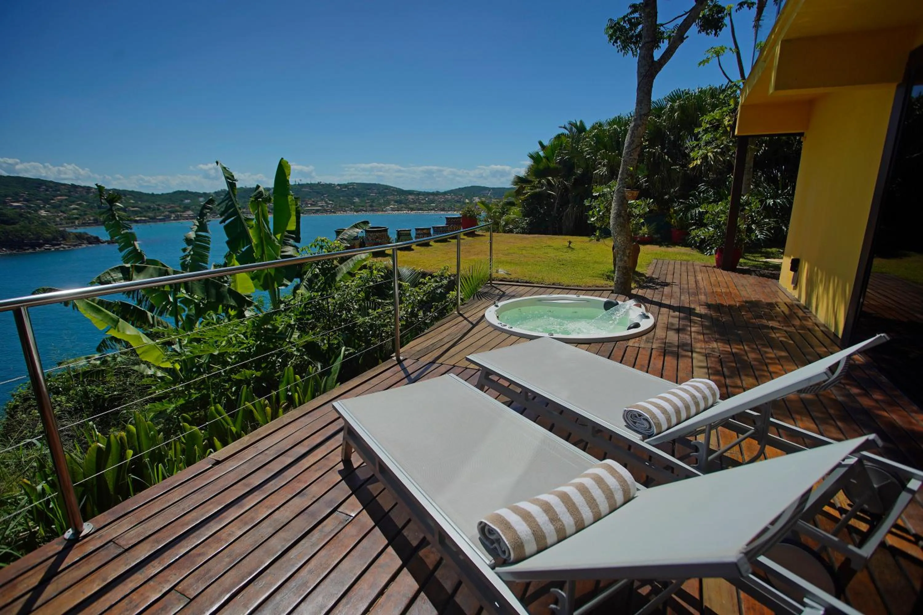 Hot Tub in Cliffside Luxury Inn